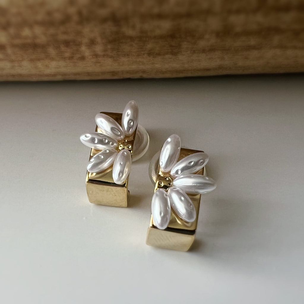 SANS DOULEUR ! Boucles d'oreilles CLIPS U spirale Rectangle or Fleur blanche. Clips d'oreilles confortable Boucles Délicates