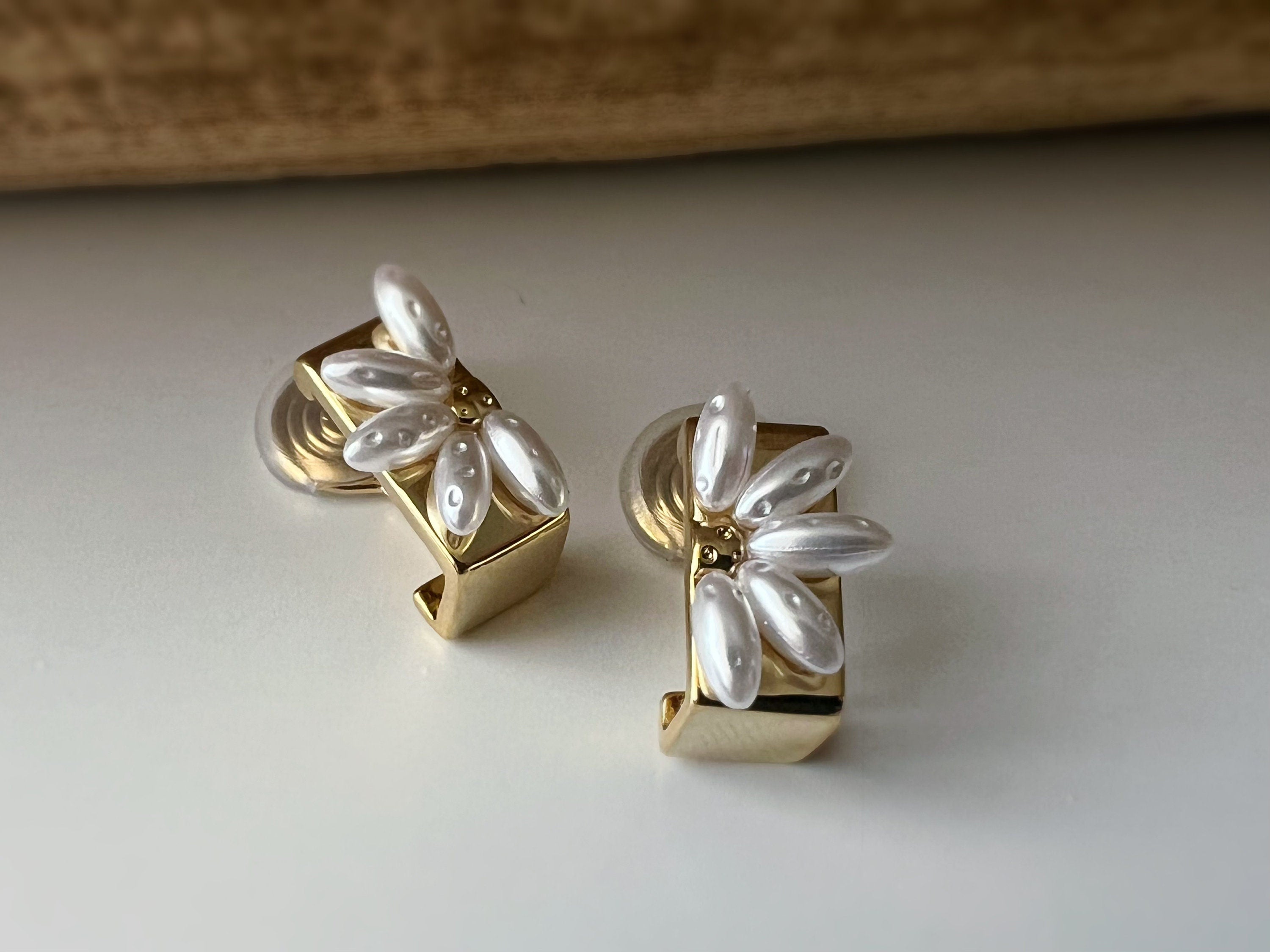 SANS DOULEUR ! Boucles d'oreilles CLIPS U spirale Rectangle or Fleur blanche. Clips d'oreilles confortable Boucles Délicates