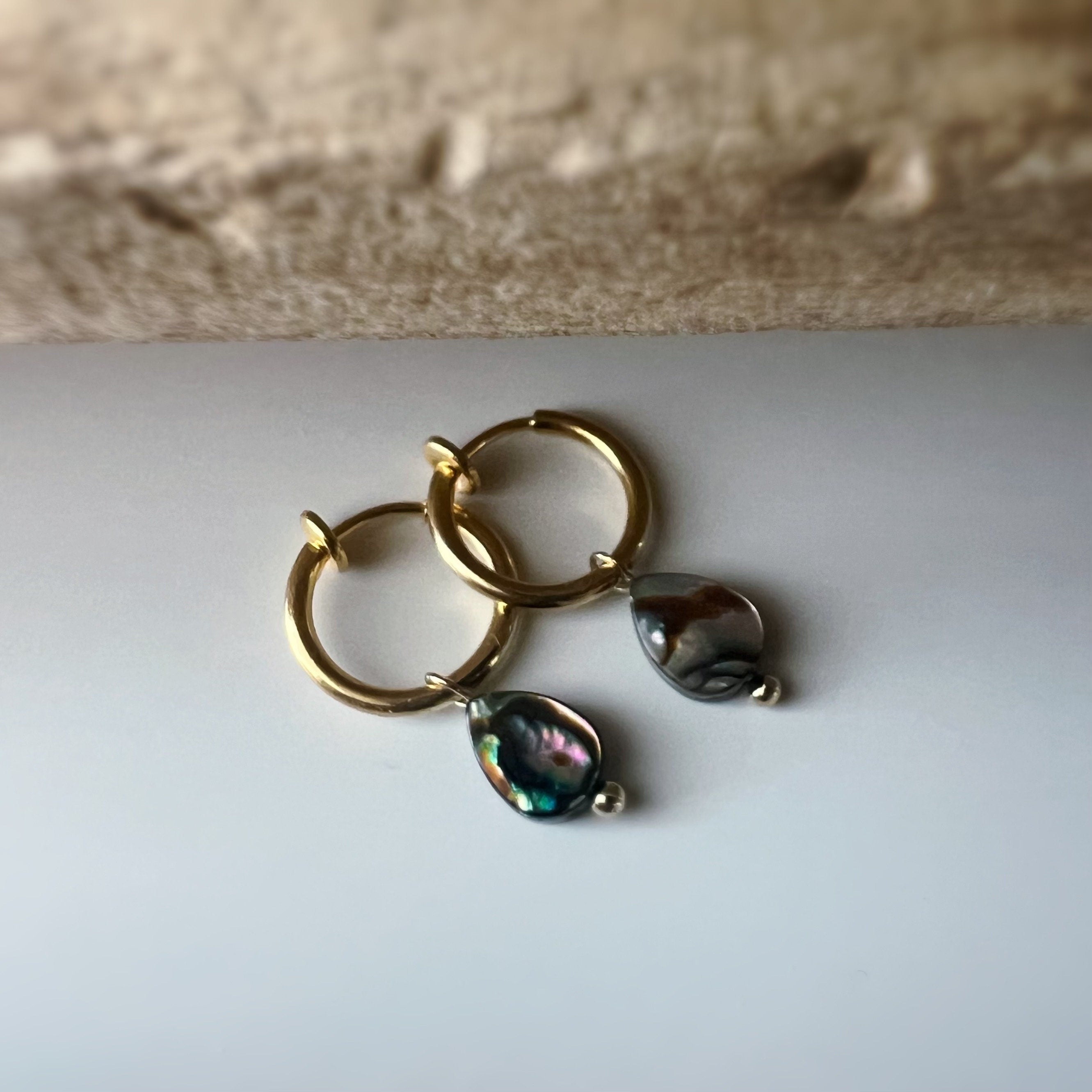 Clips d'oreille 2-EN-1 CLIPS anneaux doré. Perle coquillage d'ormeau naturelle forme Rond / Oval. Bijoux quotidien Anneaux 1.3cm