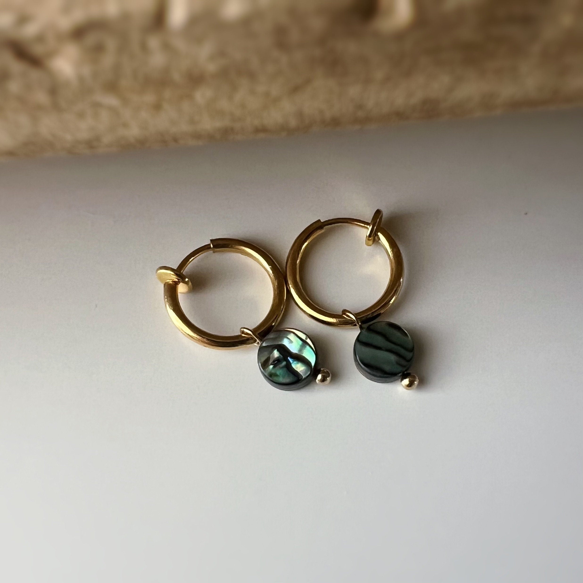 Clips d'oreille 2-EN-1 CLIPS anneaux doré. Perle coquillage d'ormeau naturelle forme Rond / Oval. Bijoux quotidien Anneaux 1.3cm