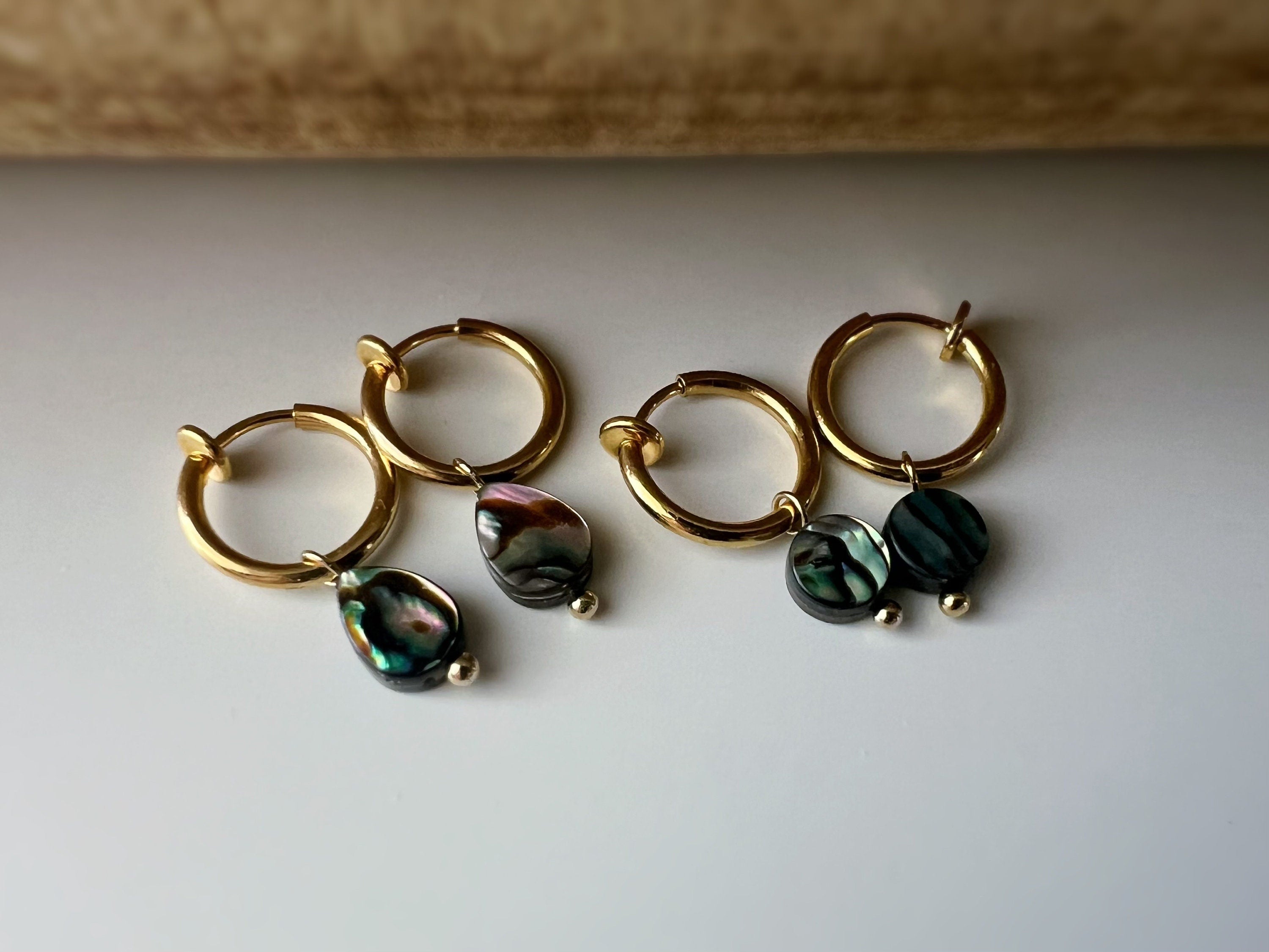 Clips d'oreille 2-EN-1 CLIPS anneaux doré. Perle coquillage d'ormeau naturelle forme Rond / Oval. Bijoux quotidien Anneaux 1.3cm