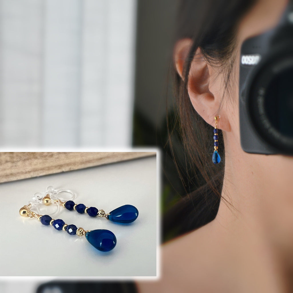 Boucles d'oreilles Clips résine INVISIBLES, Goutte d'eau couleur bleu foncé, Mini perle facettes lapis-lazuli naturel bleu.