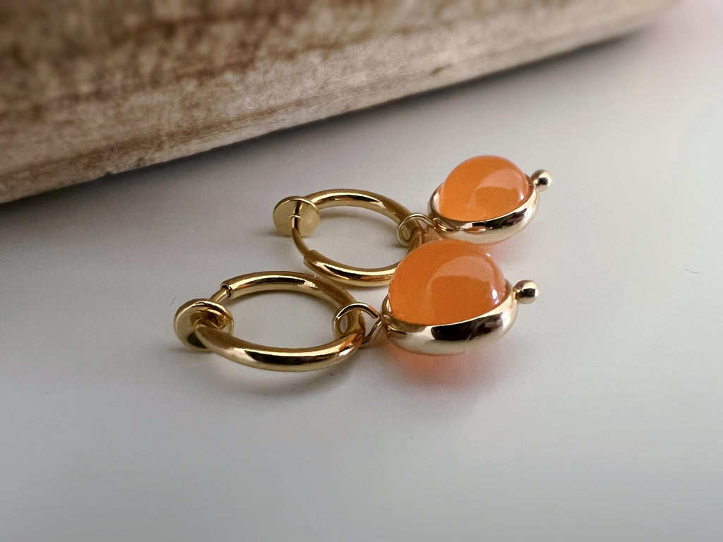 2-EN-1 Boucles d'oreilles CLIPS pendantes anneaux couleur Or perles calcédoine verte/ Orange. Clips créole 13mm oreilles non percées