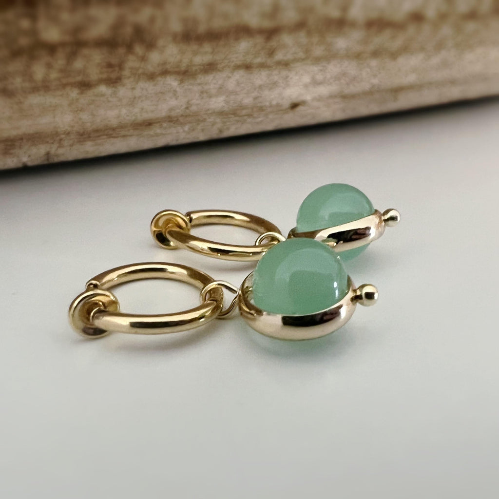 2-EN-1 Boucles d'oreilles CLIPS pendantes anneaux couleur Or perles calcédoine verte/ Orange. Clips créole 13mm oreilles non percées