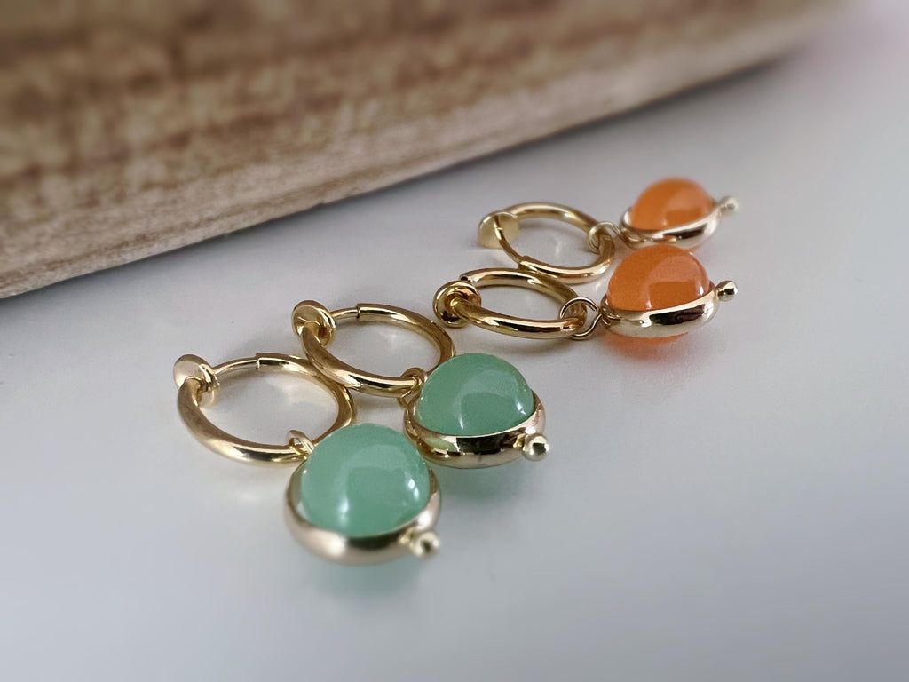2-EN-1 Boucles d'oreilles CLIPS pendantes anneaux couleur Or perles calcédoine verte/ Orange. Clips créole 13mm oreilles non percées