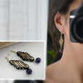 Longue boucles d'oreilles pendantes CLIPS INVISIBLES couleur Or, Perle losange vintage en acétate à motif doré Perle ronde amethyste violet
