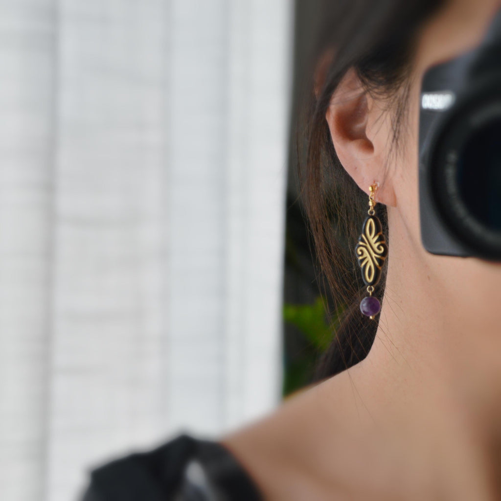 Longue boucles d'oreilles pendantes CLIPS INVISIBLES couleur Or, Perle losange vintage en acétate à motif doré Perle ronde amethyste violet