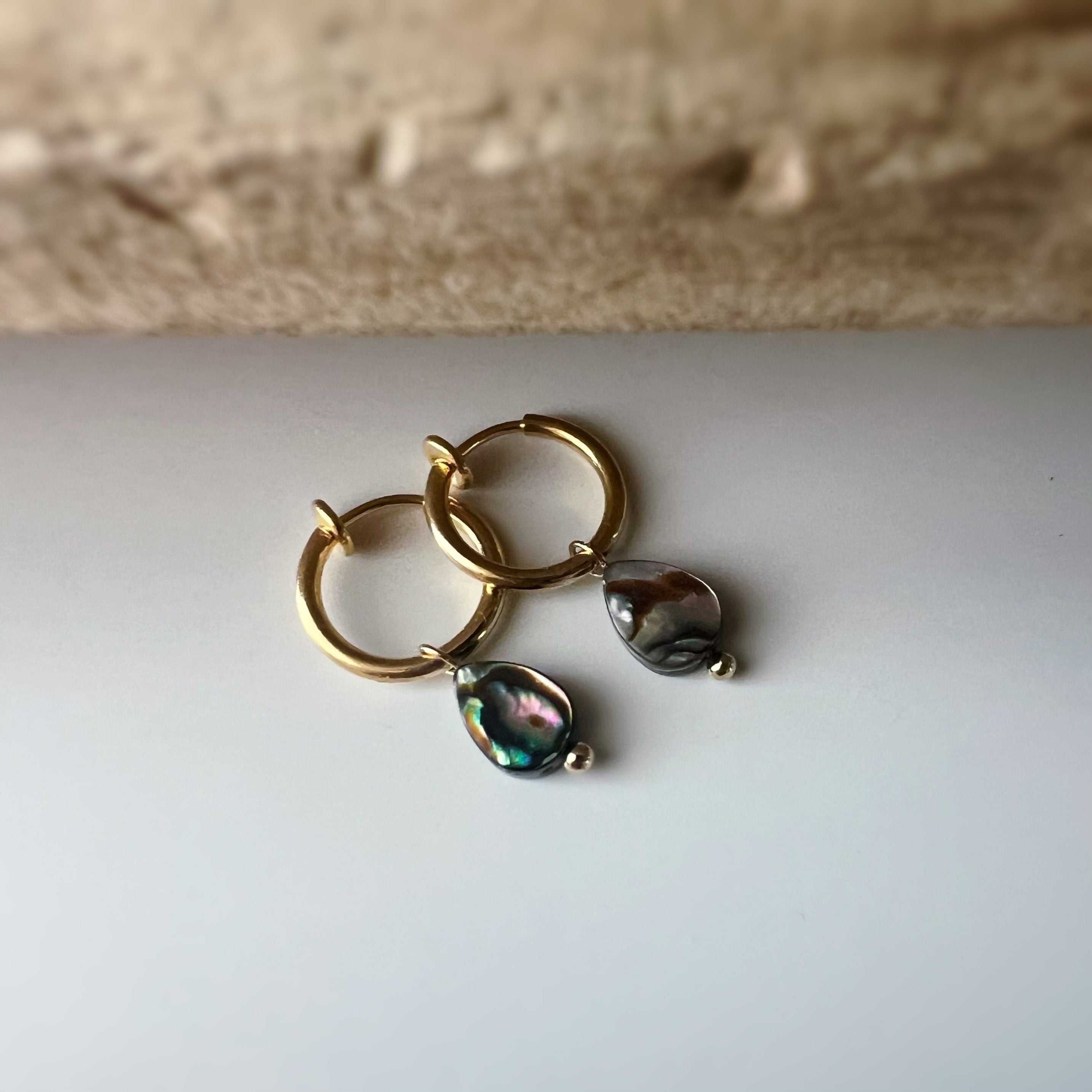 Clips d'oreille 2-EN-1 CLIPS anneaux doré. Perle coquillage d'ormeau naturelle forme Rond / Oval. Bijoux quotidien Anneaux 1.3cm