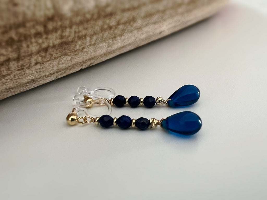 Boucles d'oreilles Clips résine INVISIBLES, Goutte d'eau couleur bleu foncé, Mini perle facettes lapis-lazuli naturel bleu.