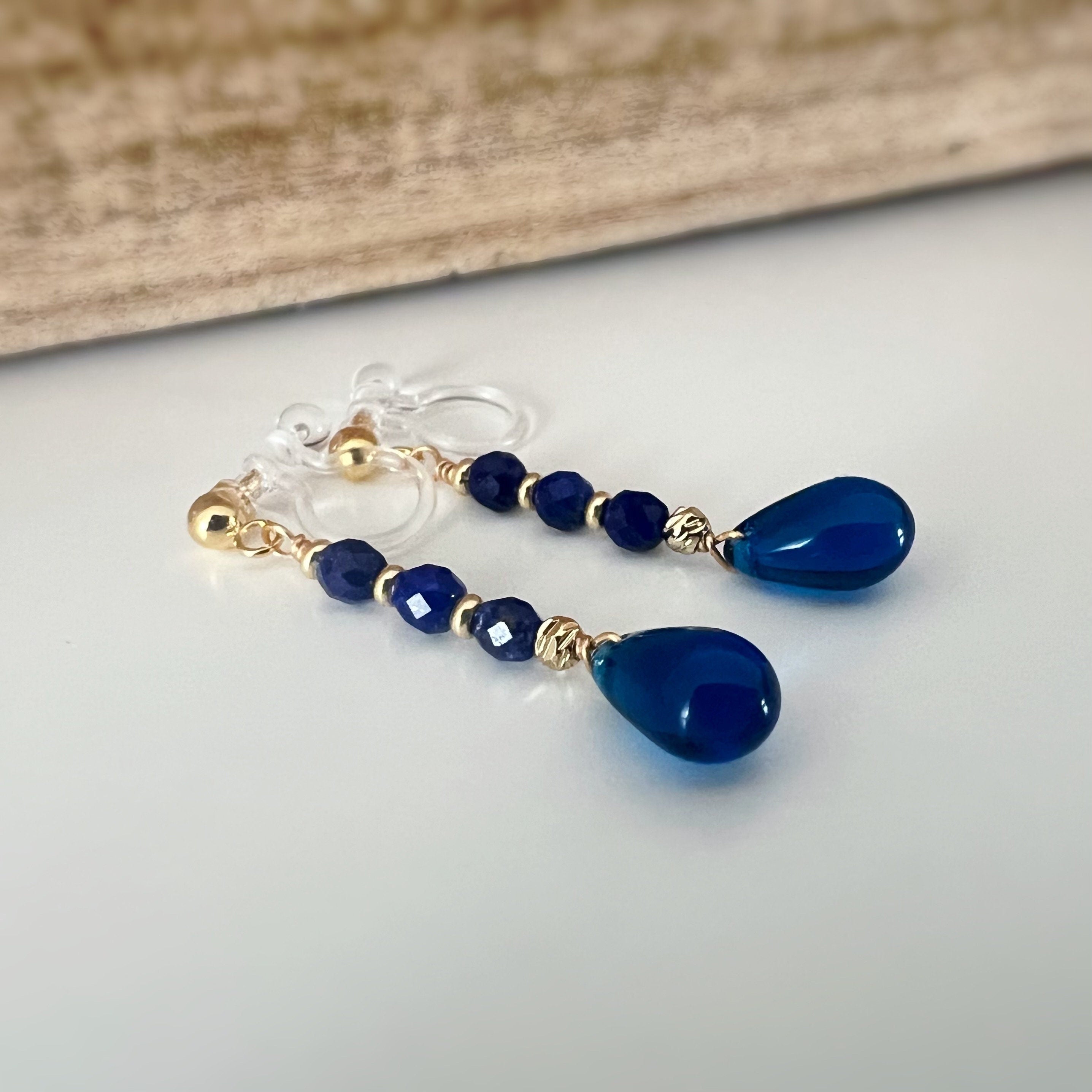 Boucles d'oreilles Clips résine INVISIBLES, Goutte d'eau couleur bleu foncé, Mini perle facettes lapis-lazuli naturel bleu.