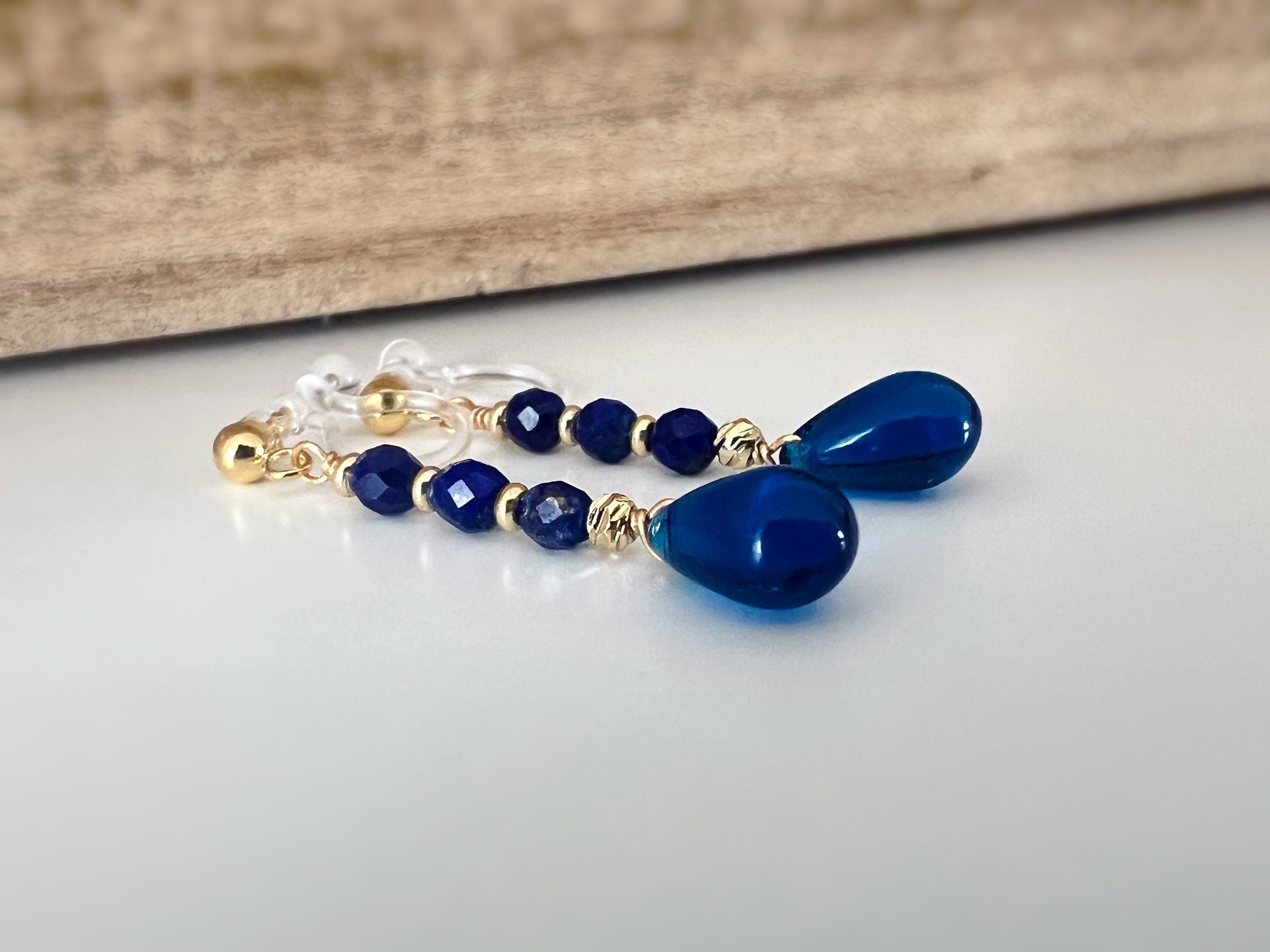 Boucles d'oreilles Clips résine INVISIBLES, Goutte d'eau couleur bleu foncé, Mini perle facettes lapis-lazuli naturel bleu.