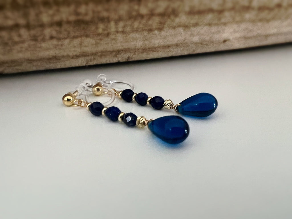 Boucles d'oreilles Clips résine INVISIBLES, Goutte d'eau couleur bleu foncé, Mini perle facettes lapis-lazuli naturel bleu.