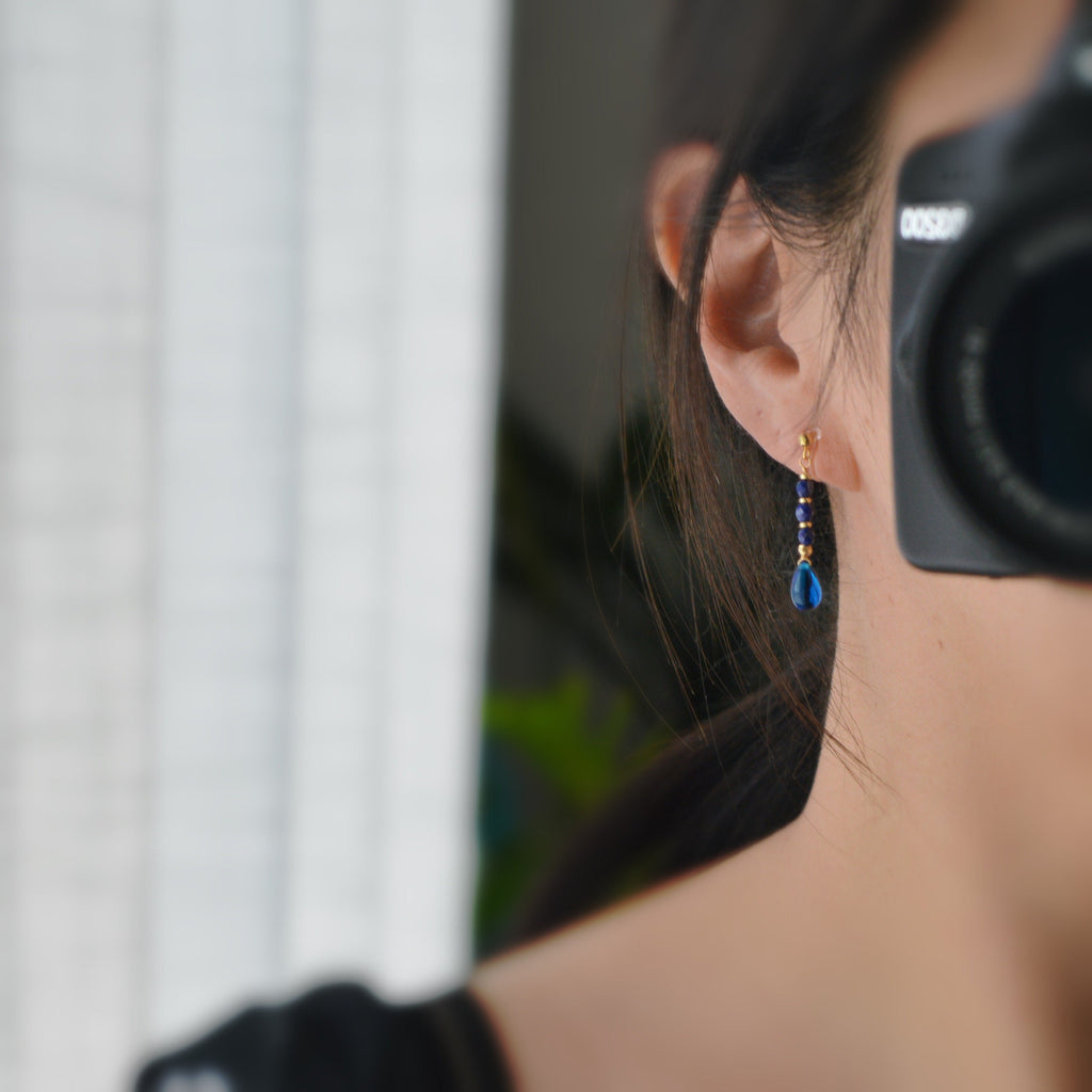 Boucles d'oreilles Clips résine INVISIBLES, Goutte d'eau couleur bleu foncé, Mini perle facettes lapis-lazuli naturel bleu.