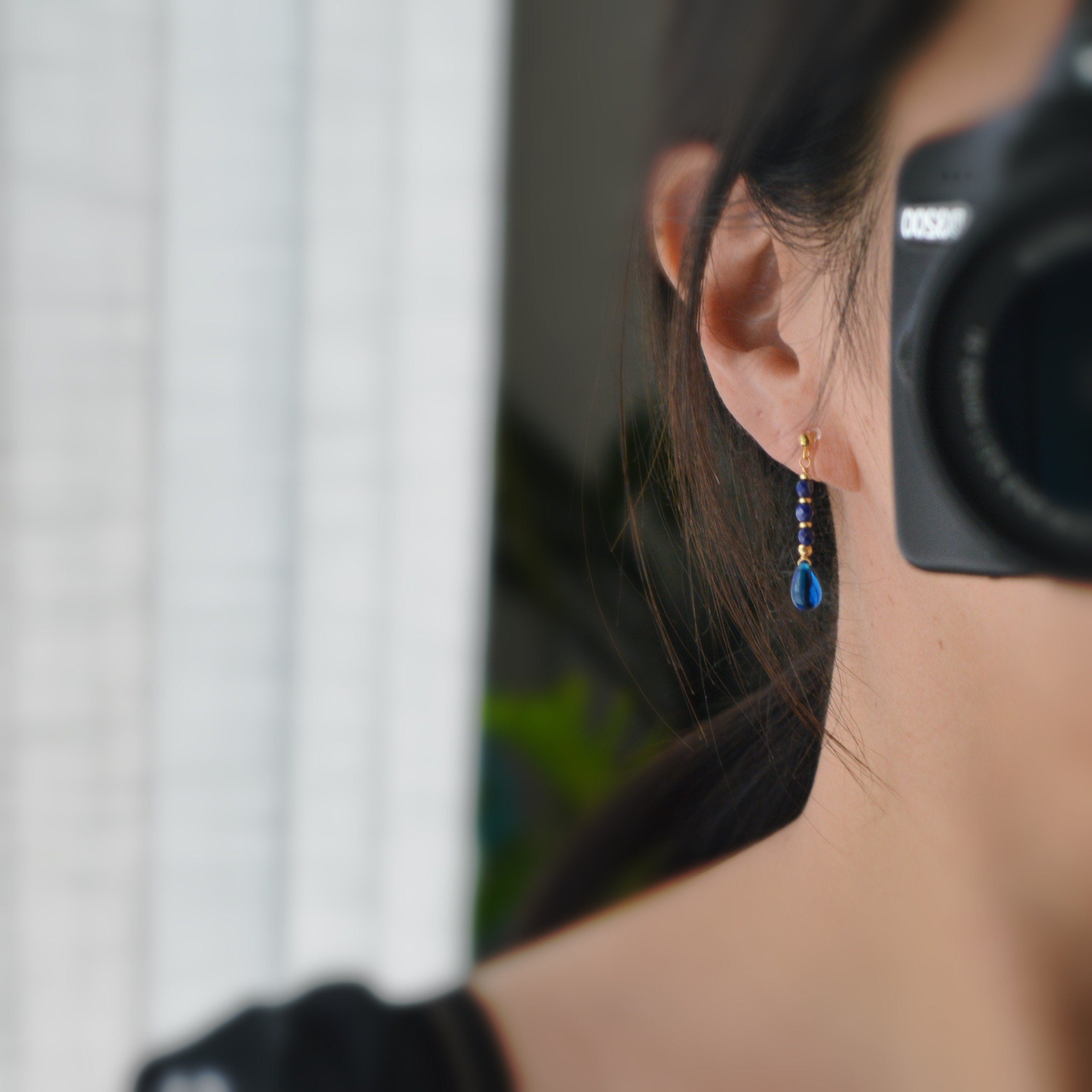 Boucles d'oreilles Clips résine INVISIBLES, Goutte d'eau couleur bleu foncé, Mini perle facettes lapis-lazuli naturel bleu.