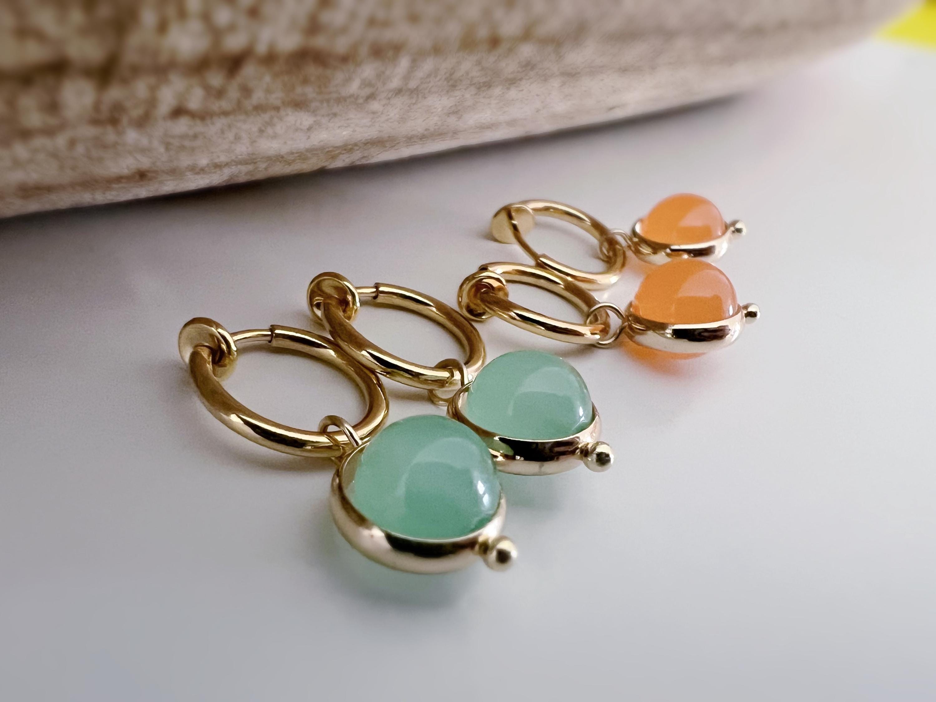 2-EN-1 Boucles d'oreilles CLIPS pendantes anneaux couleur Or perles calcédoine verte/ Orange. Clips créole 13mm oreilles non percées