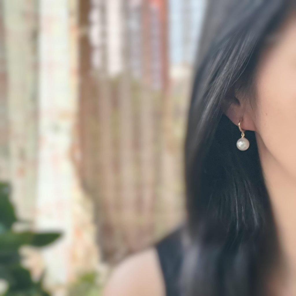 SANS DOULEUR ! Boucles d'oreilles CLIPS U pendantes spirale Petit créole or avec grande Perle blanche. Clips confortable. prêt à offrir