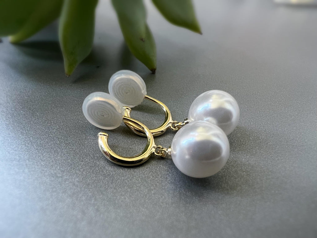 SANS DOULEUR ! Boucles d'oreilles CLIPS U pendantes spirale Petit créole or avec grande Perle blanche. Clips confortable. prêt à offrir