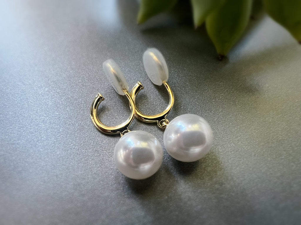 SANS DOULEUR ! Boucles d'oreilles CLIPS U pendantes spirale Petit créole or avec grande Perle blanche. Clips confortable. prêt à offrir