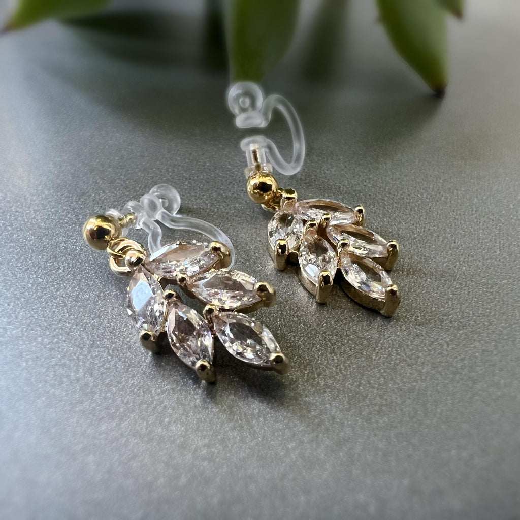 Clips d'oreilles petite feuille couleur Argent/ Or avec zircon transparent. CLIPS Invisible délicat quotidien confortable