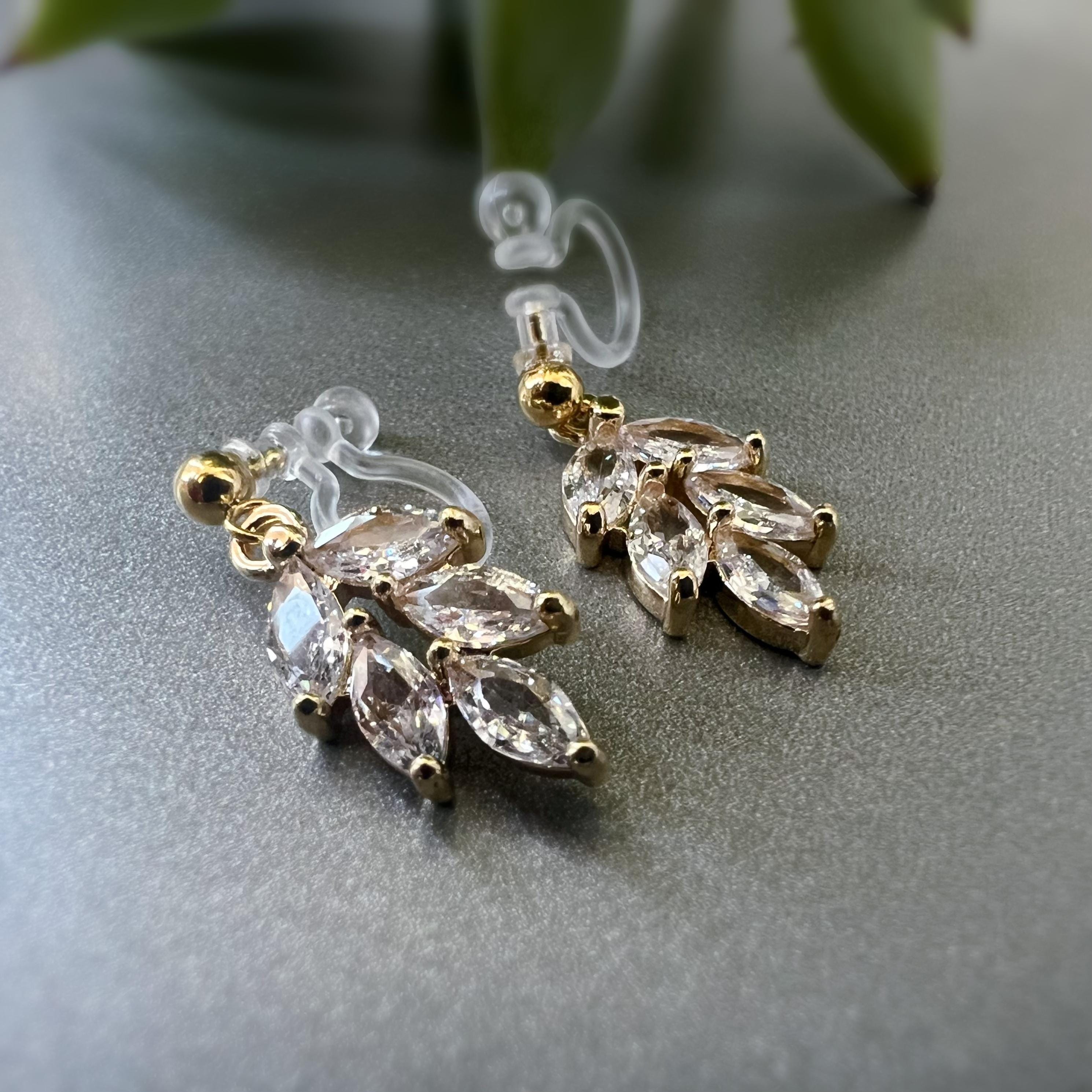 Clips d'oreilles petite feuille couleur Argent/ Or avec zircon transparent. CLIPS Invisible délicat quotidien confortable