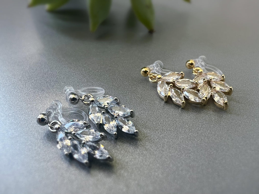 Clips d'oreilles petite feuille couleur Argent/ Or avec zircon transparent. CLIPS Invisible délicat quotidien confortable