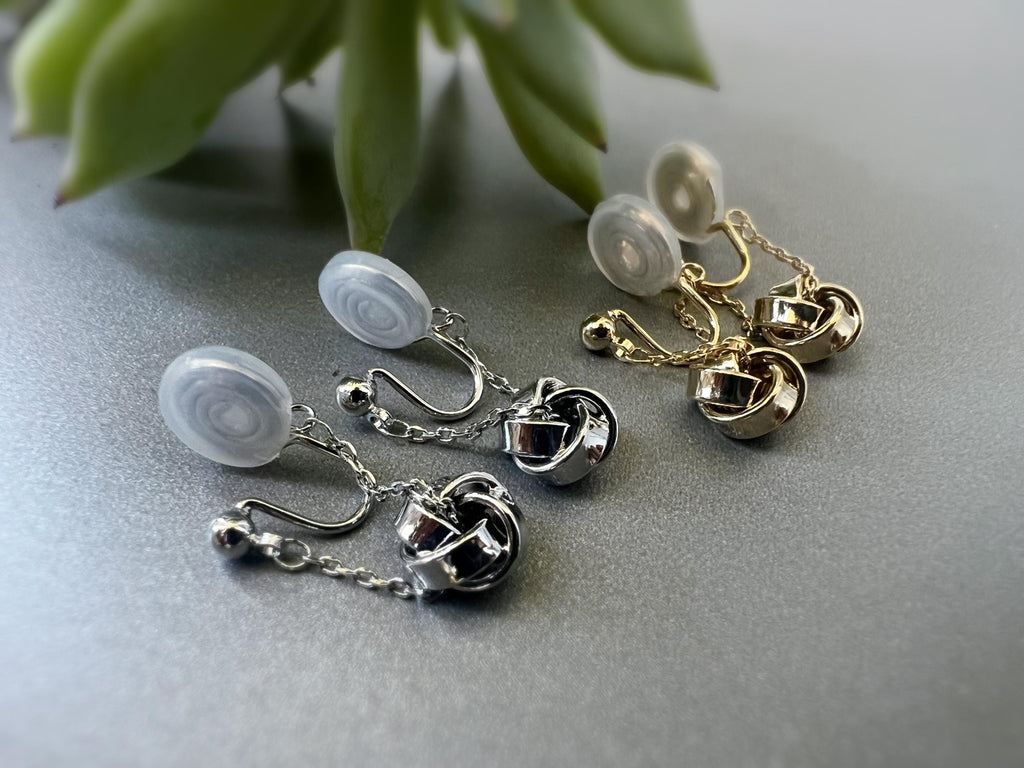 SANS DOULEUR ! Boucles d'oreilles CLIPS U spirale Chaîne Fleur quatre pétales Or /Argent. Clips d'oreilles confortable Boucles Délicates