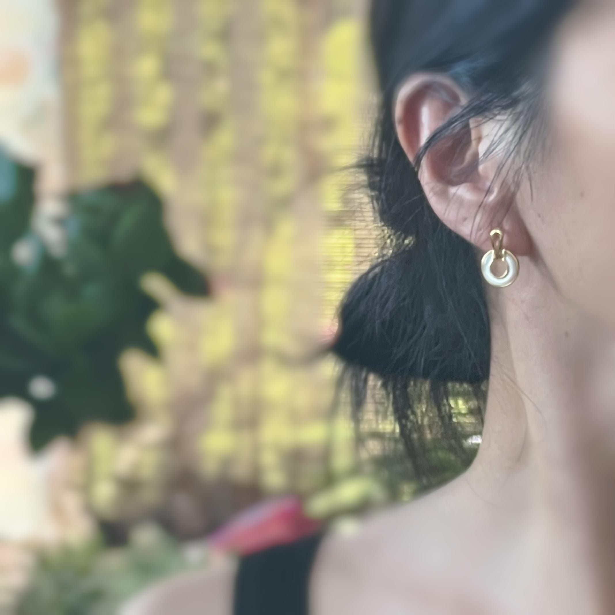 Boucles d'oreilles Clips INVISIBLES Cercle nacre blanche couleur Or, Clips d'oreilles confortable bijoux quotidien.