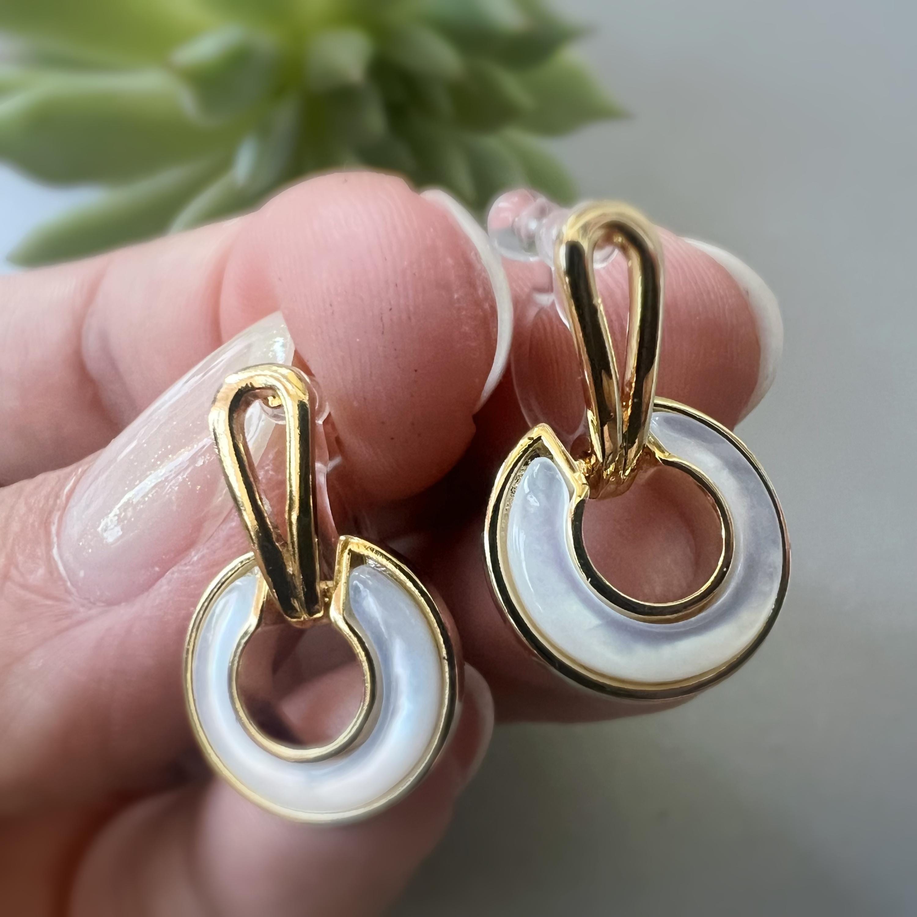 Boucles d'oreilles Clips INVISIBLES Cercle nacre blanche couleur Or, Clips d'oreilles confortable bijoux quotidien.