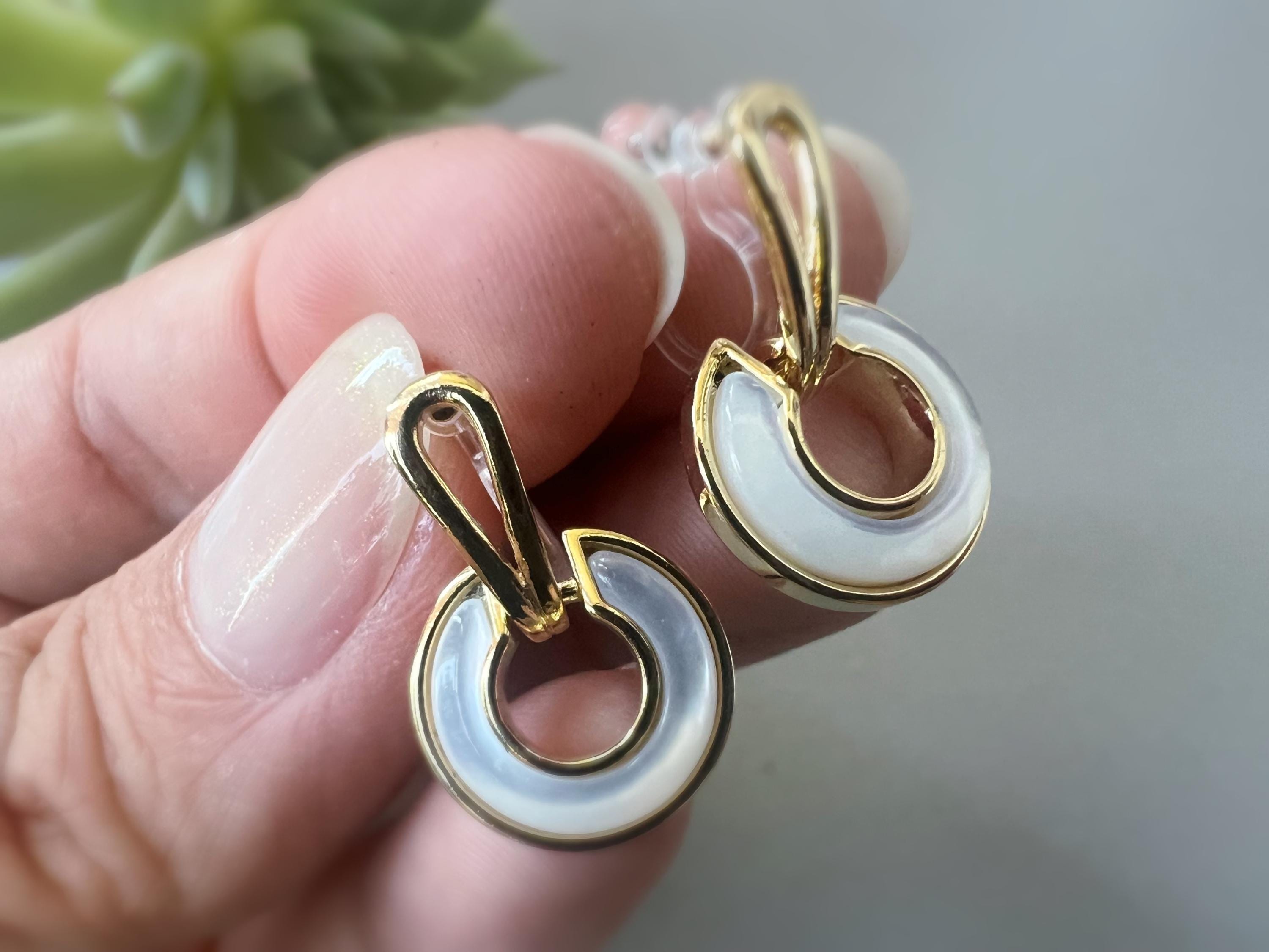 Boucles d'oreilles Clips INVISIBLES Cercle nacre blanche couleur Or, Clips d'oreilles confortable bijoux quotidien.