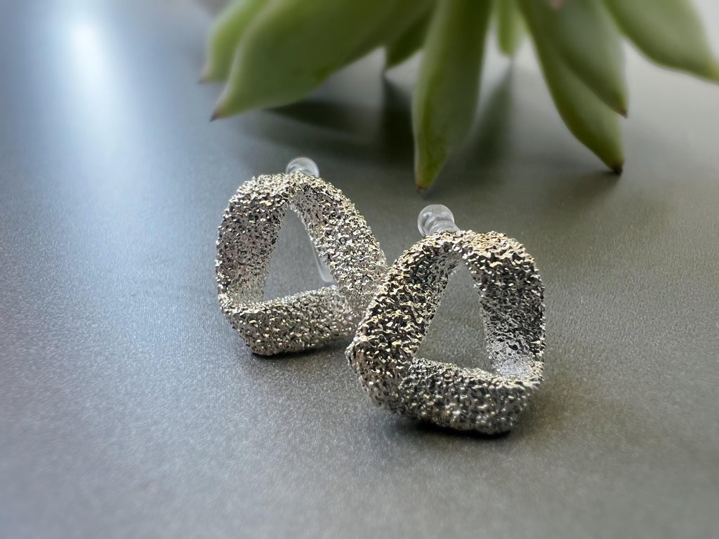 Boucles d'oreilles Clips INVISIBLES Triangle torsadé couleur Or / Argent, Clips d'oreilles confortable bijoux minimaliste quotidien.