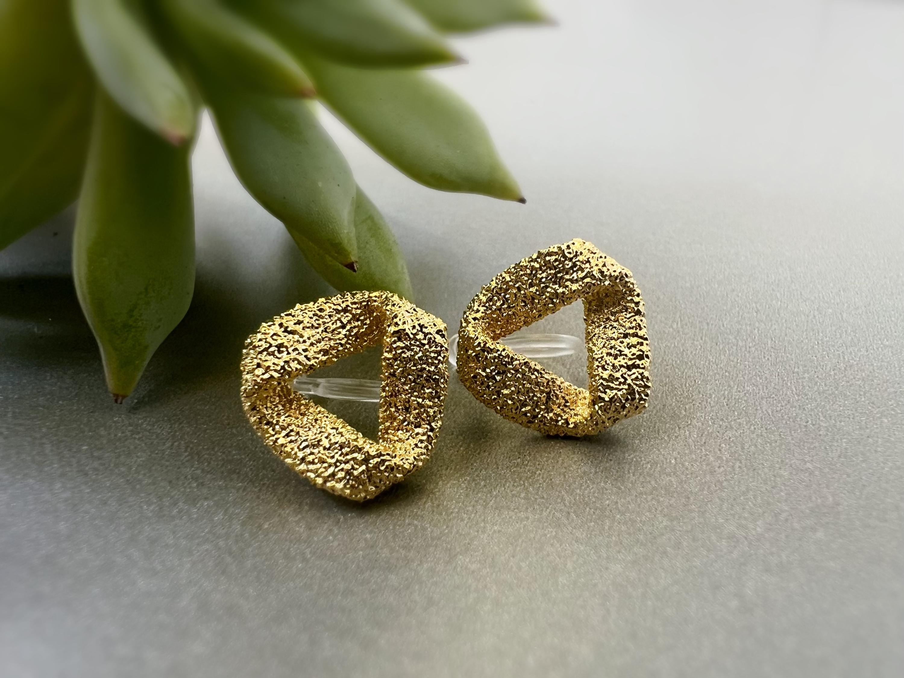 Boucles d'oreilles Clips INVISIBLES Triangle torsadé couleur Or / Argent, Clips d'oreilles confortable bijoux minimaliste quotidien.