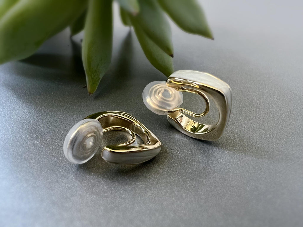 SANS DOULEUR ! Boucles d'oreilles CLIPS U spirale Or Petit carré blanc crème. Anneau carré, Clips d'oreilles confortable Délicates