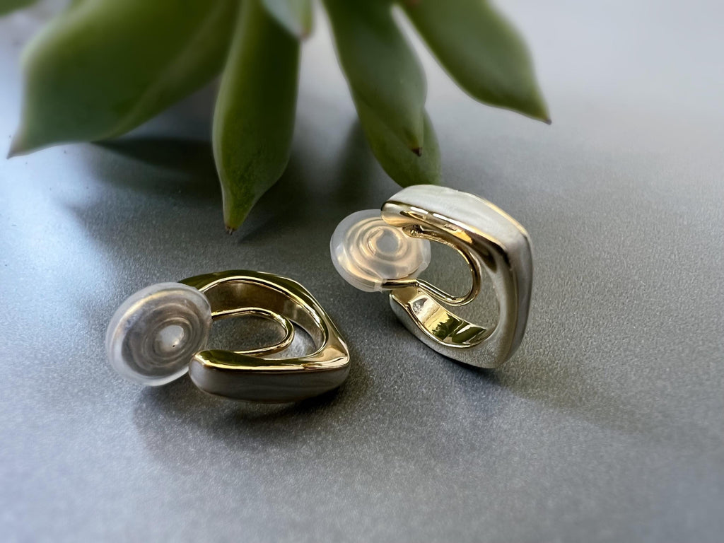 SANS DOULEUR ! Boucles d'oreilles CLIPS U spirale Or Petit carré blanc crème. Anneau carré, Clips d'oreilles confortable Délicates