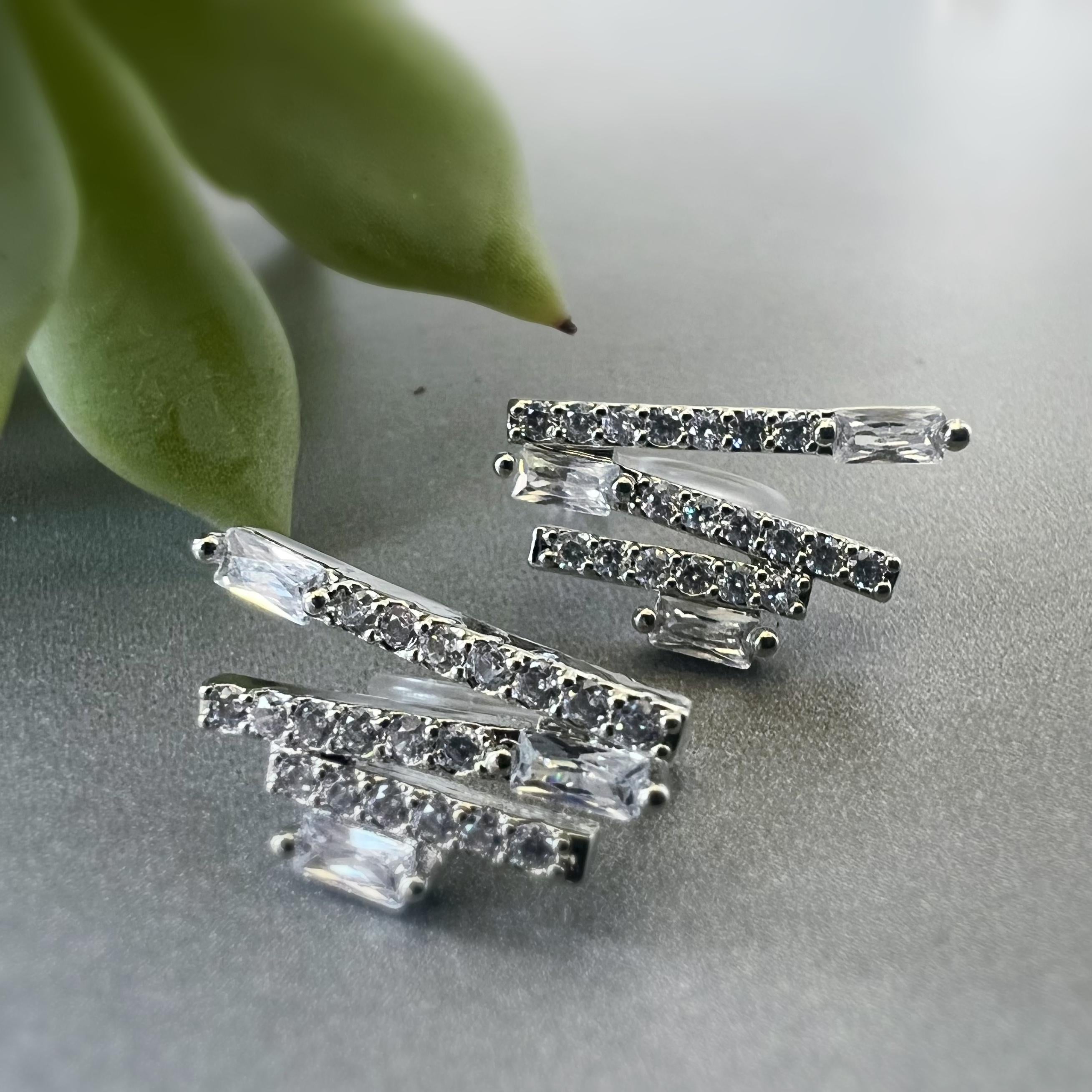 Clips d'oreilles Barre zircon rectangle couleur Or/ Argent. Boucles d'oreilles Clips Invisibles Moderne.