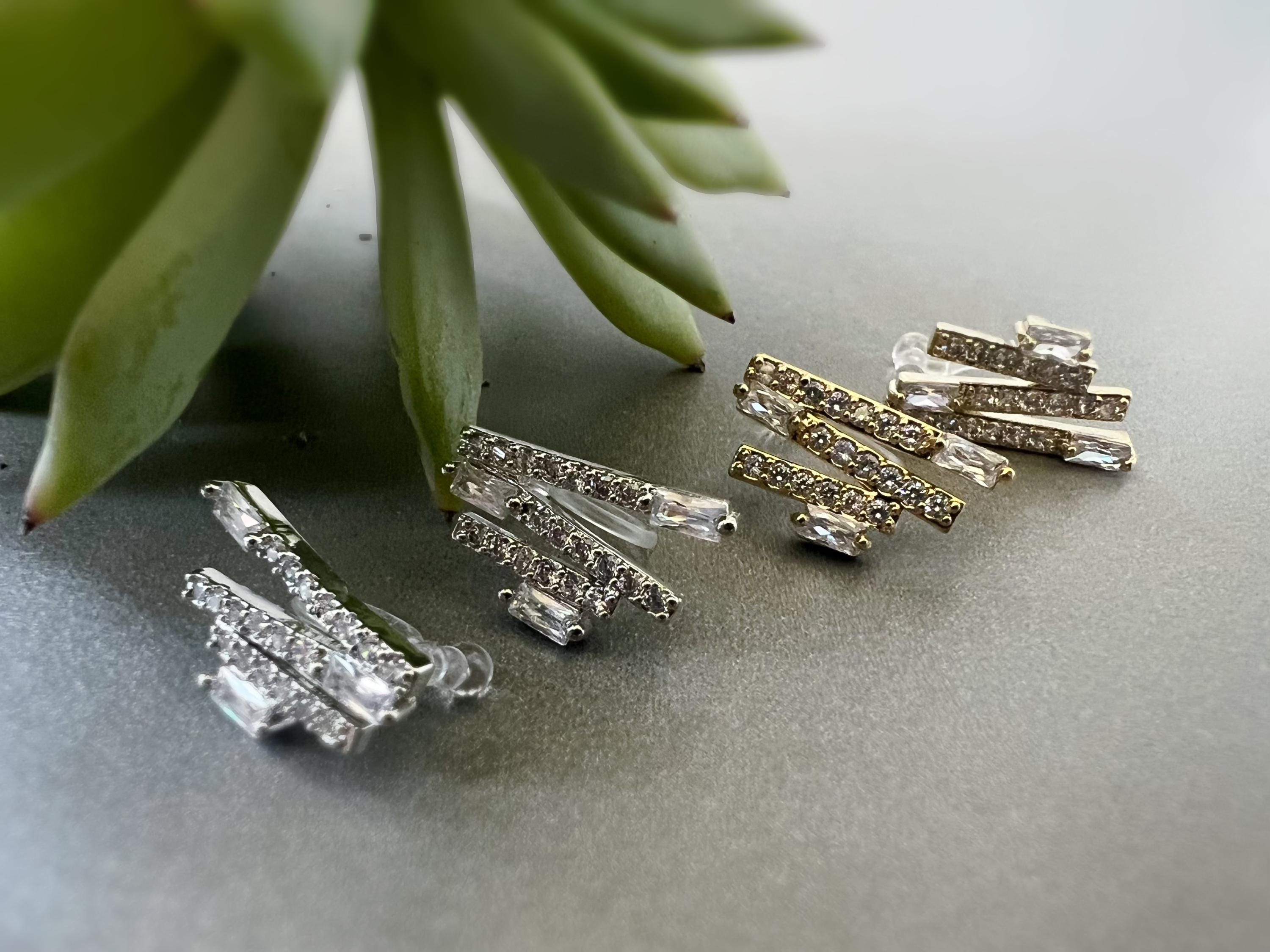 Clips d'oreilles Barre zircon rectangle couleur Or/ Argent. Boucles d'oreilles Clips Invisibles Moderne.