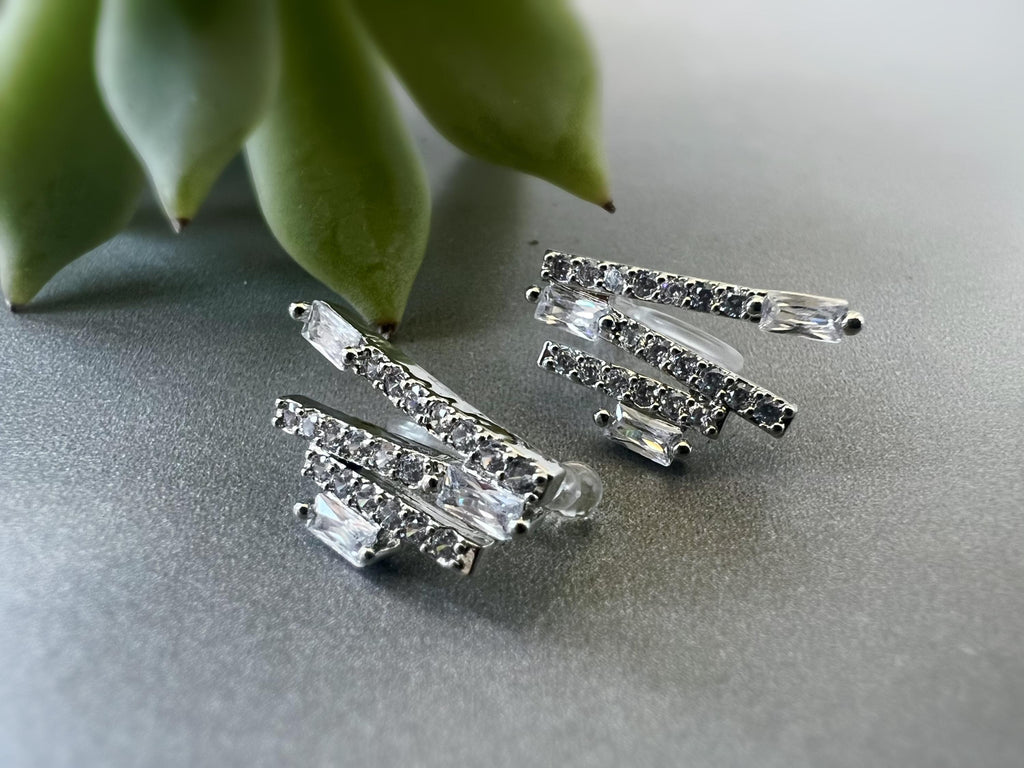 Clips d'oreilles Barre zircon rectangle couleur Or/ Argent. Boucles d'oreilles Clips Invisibles Moderne.