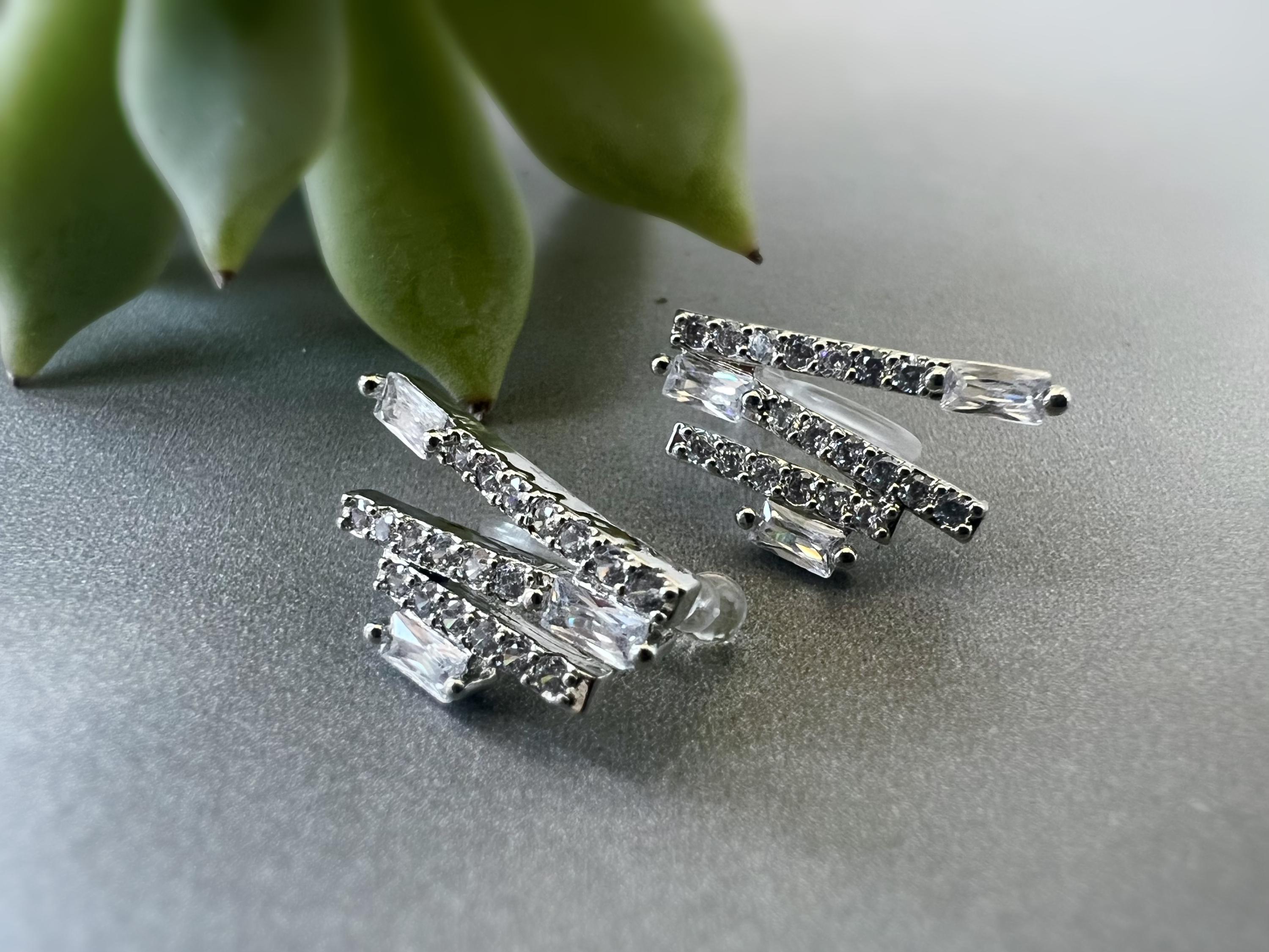 Clips d'oreilles Barre zircon rectangle couleur Or/ Argent. Boucles d'oreilles Clips Invisibles Moderne.