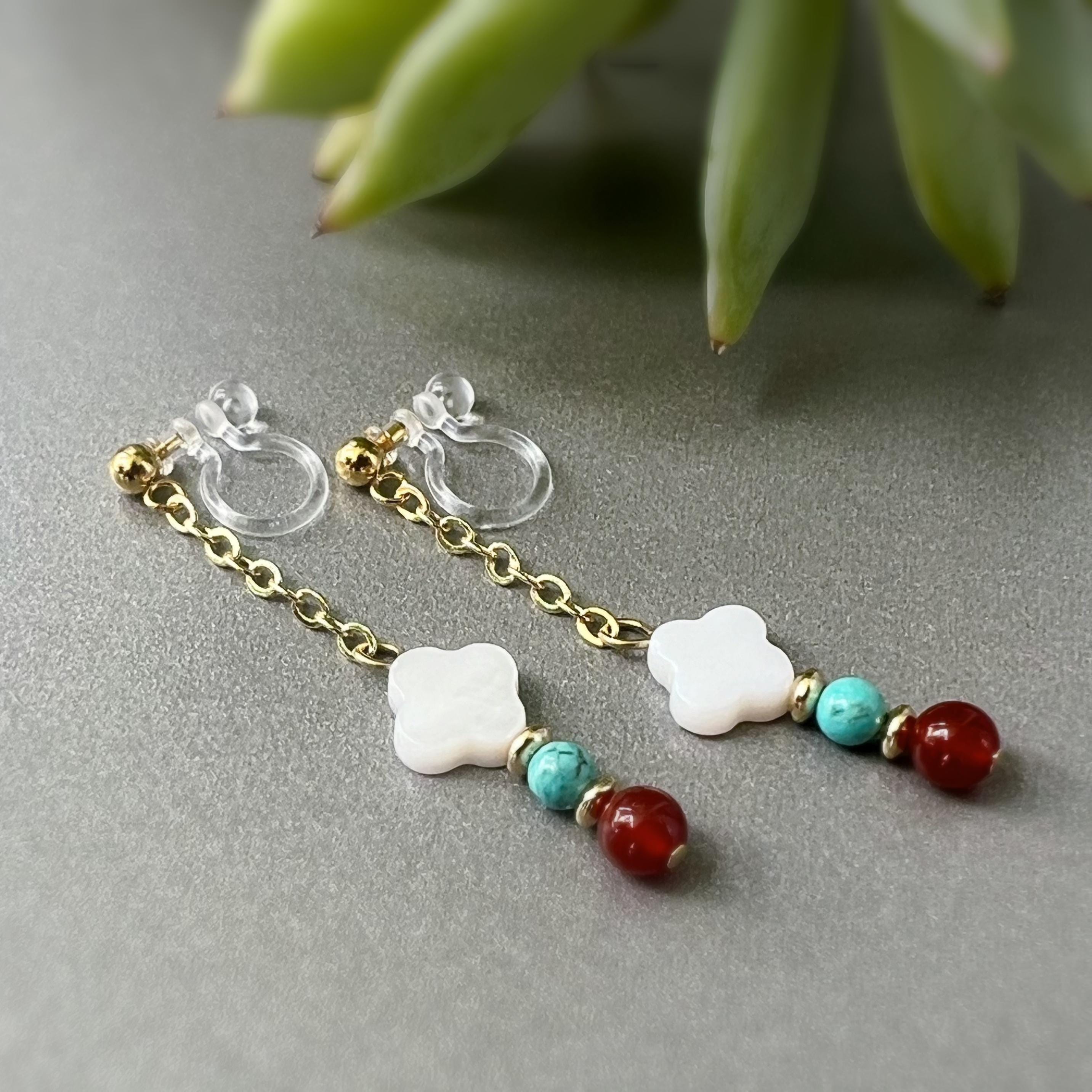 Boucles d'oreilles Clips INVISIBLES pendantes chaîne Perles turquoise disque or agate rouge trèfle 4 feuilles nacre blanc. Clips confortable