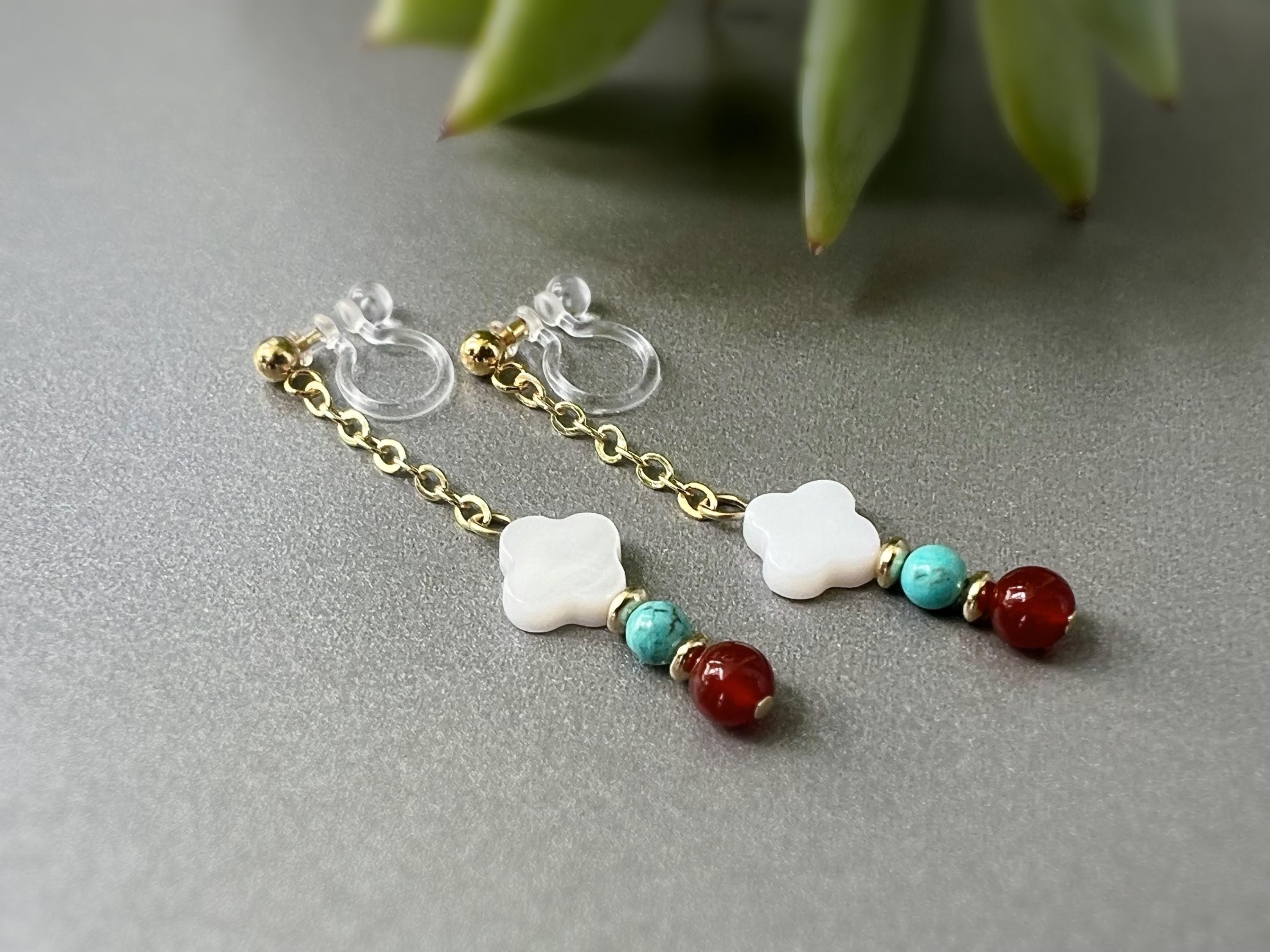 Boucles d'oreilles Clips INVISIBLES pendantes chaîne Perles turquoise disque or agate rouge trèfle 4 feuilles nacre blanc. Clips confortable