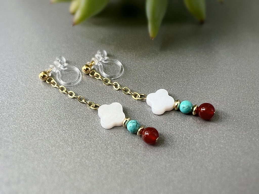 Boucles d'oreilles Clips INVISIBLES pendantes chaîne Perles turquoise disque or agate rouge trèfle 4 feuilles nacre blanc. Clips confortable