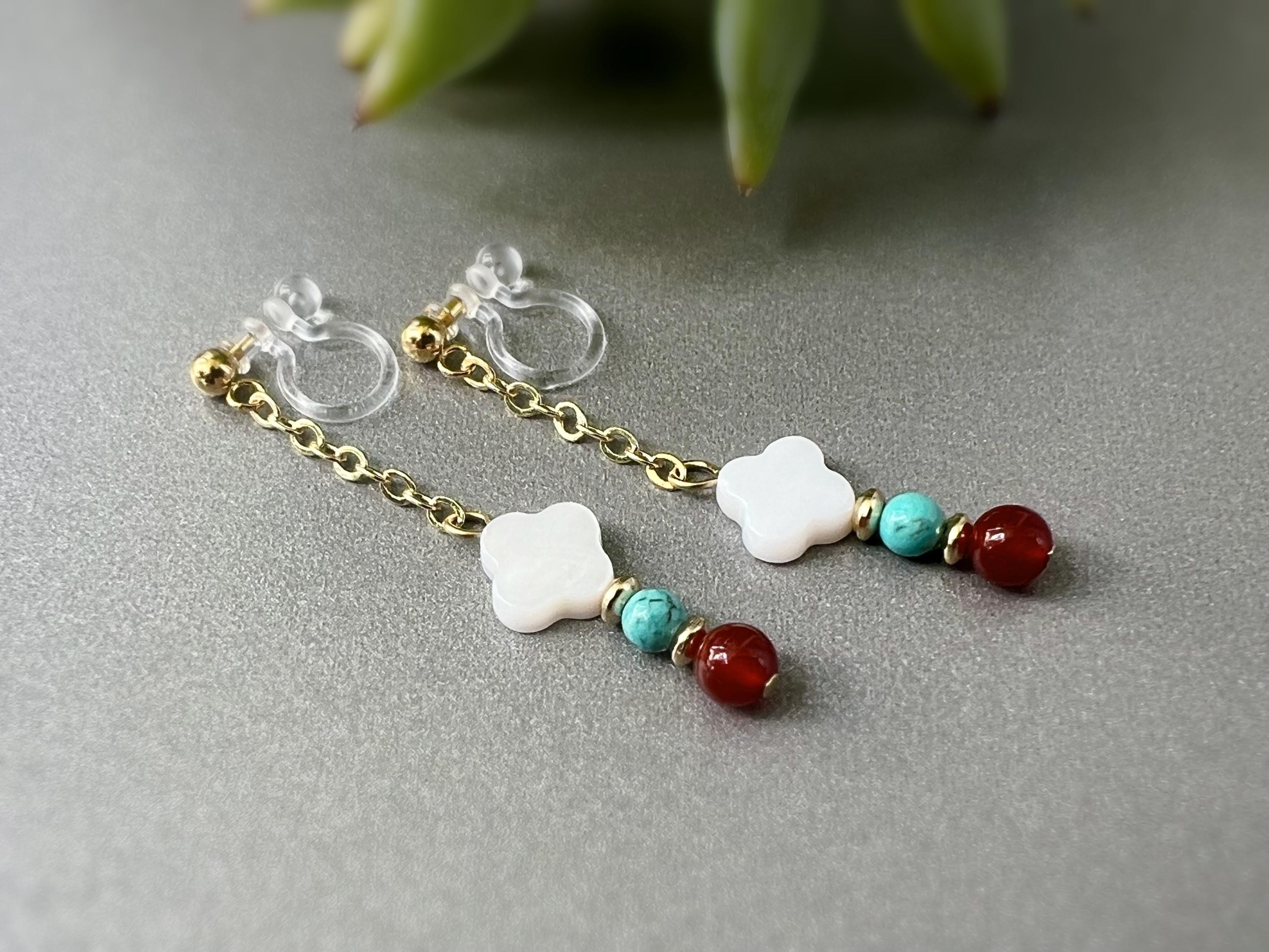 Boucles d'oreilles Clips INVISIBLES pendantes chaîne Perles turquoise disque or agate rouge trèfle 4 feuilles nacre blanc. Clips confortable