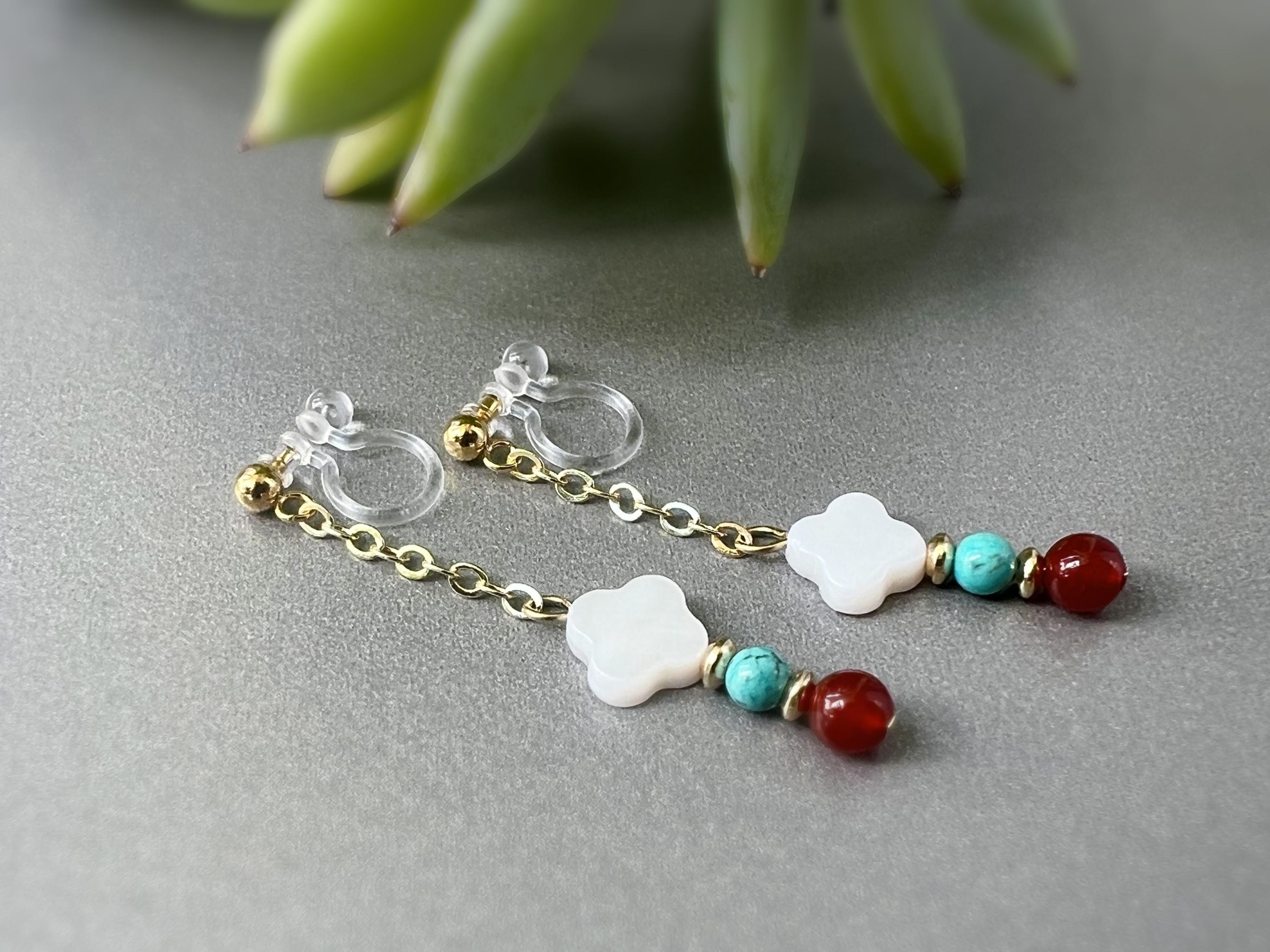 Boucles d'oreilles Clips INVISIBLES pendantes chaîne Perles turquoise disque or agate rouge trèfle 4 feuilles nacre blanc. Clips confortable
