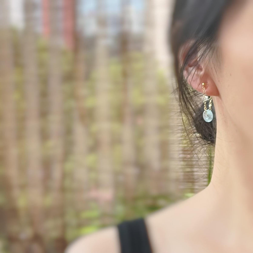 Boucles d'oreilles CLIPS INVISIBLE, Chaîne plaqué d'Or Petit cercle Donut en verre bleu claire, Clips d'oreilles pour oreilles non percées