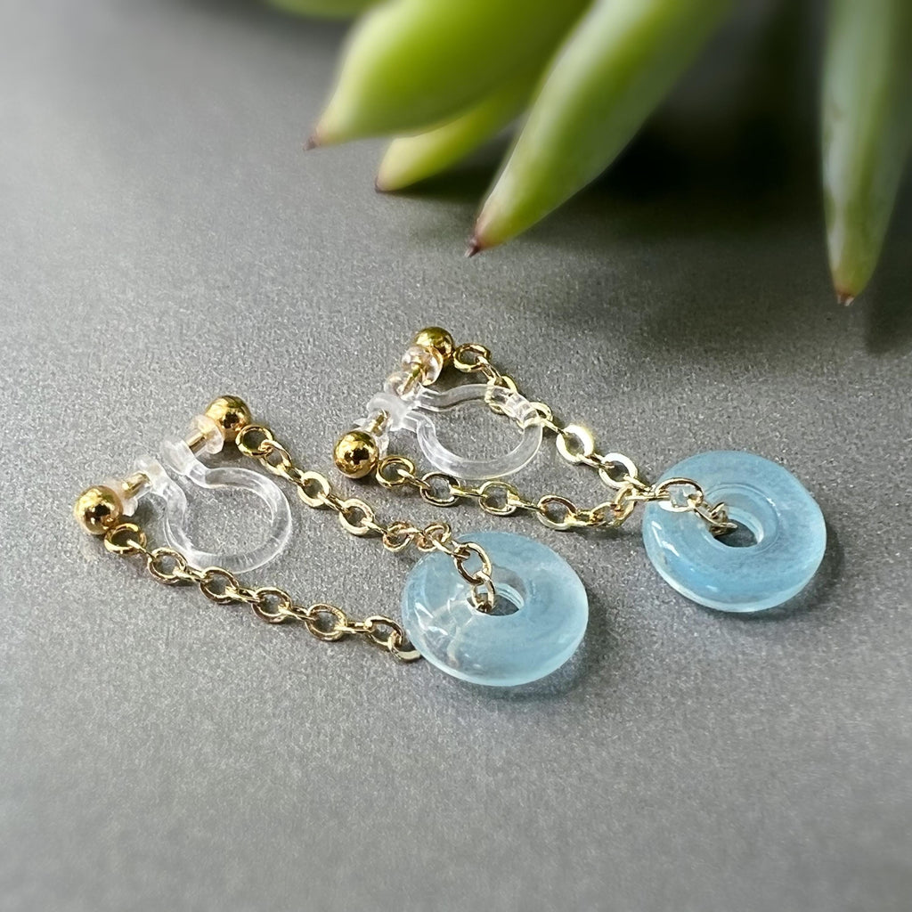 Boucles d'oreilles CLIPS INVISIBLE, Chaîne plaqué d'Or Petit cercle Donut en verre bleu claire, Clips d'oreilles pour oreilles non percées