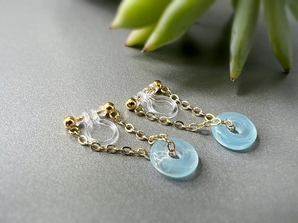 Boucles d'oreilles CLIPS INVISIBLE, Chaîne plaqué d'Or Petit cercle Donut en verre bleu claire, Clips d'oreilles pour oreilles non percées