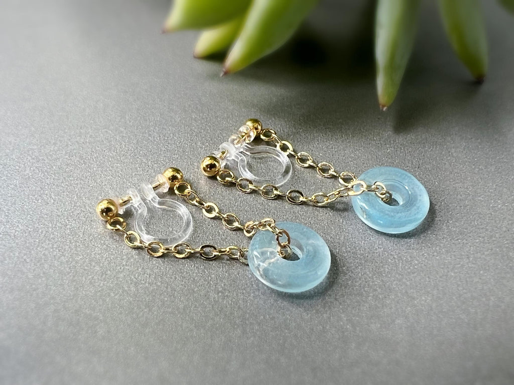 Boucles d'oreilles CLIPS INVISIBLE, Chaîne plaqué d'Or Petit cercle Donut en verre bleu claire, Clips d'oreilles pour oreilles non percées