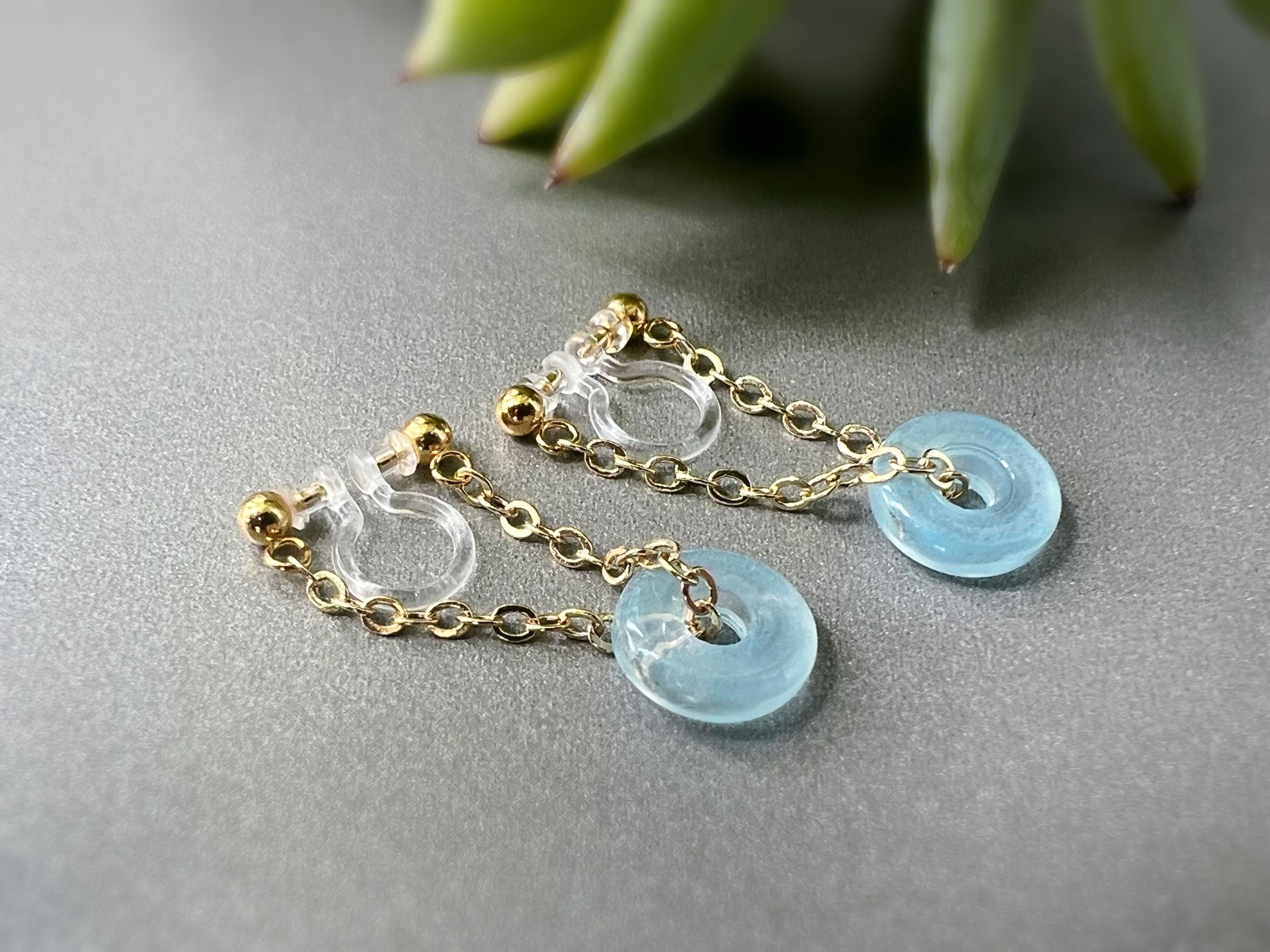 Boucles d'oreilles CLIPS INVISIBLE, Chaîne plaqué d'Or Petit cercle Donut en verre bleu claire, Clips d'oreilles pour oreilles non percées