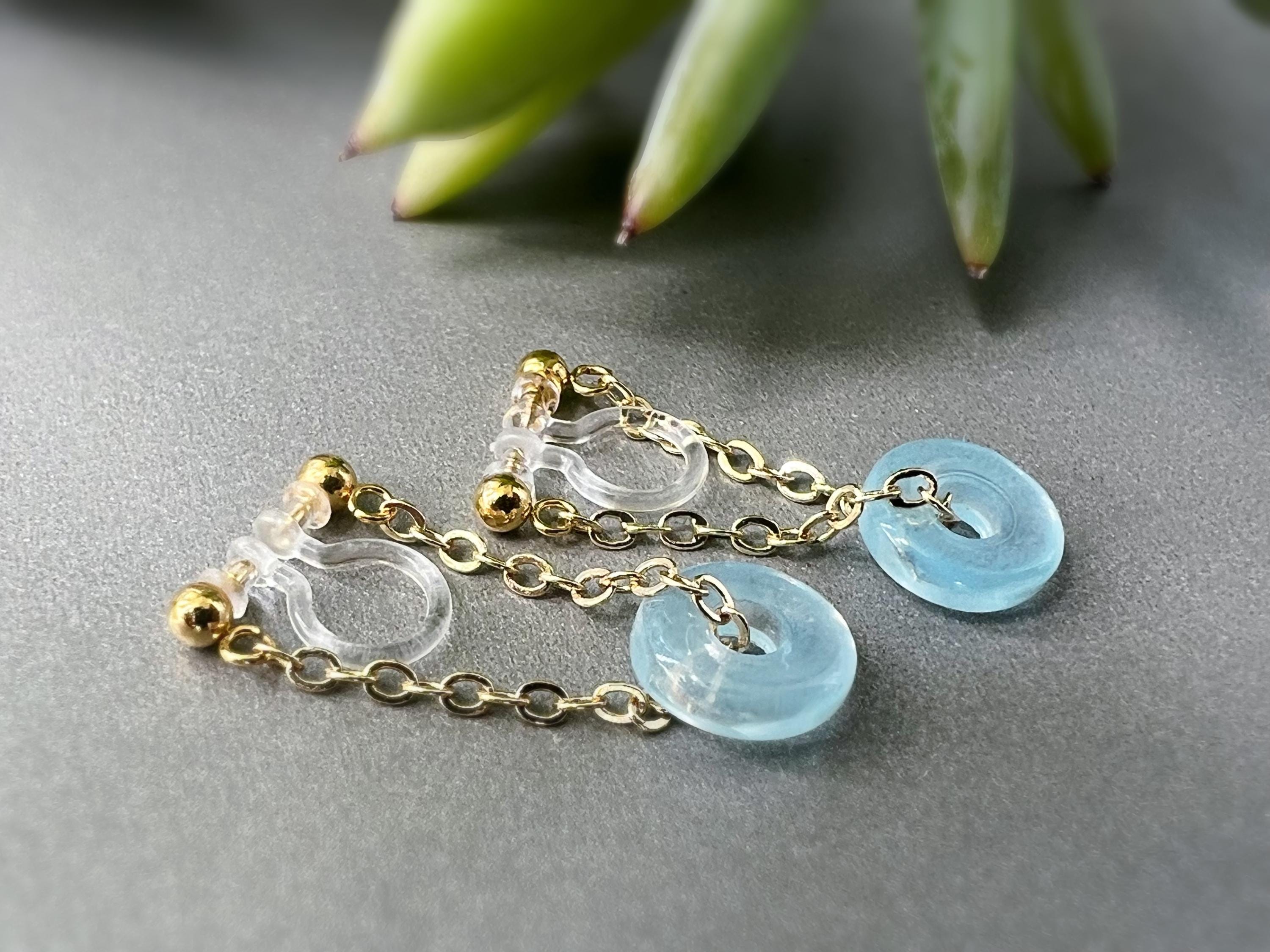 Boucles d'oreilles CLIPS INVISIBLE, Chaîne plaqué d'Or Petit cercle Donut en verre bleu claire, Clips d'oreilles pour oreilles non percées