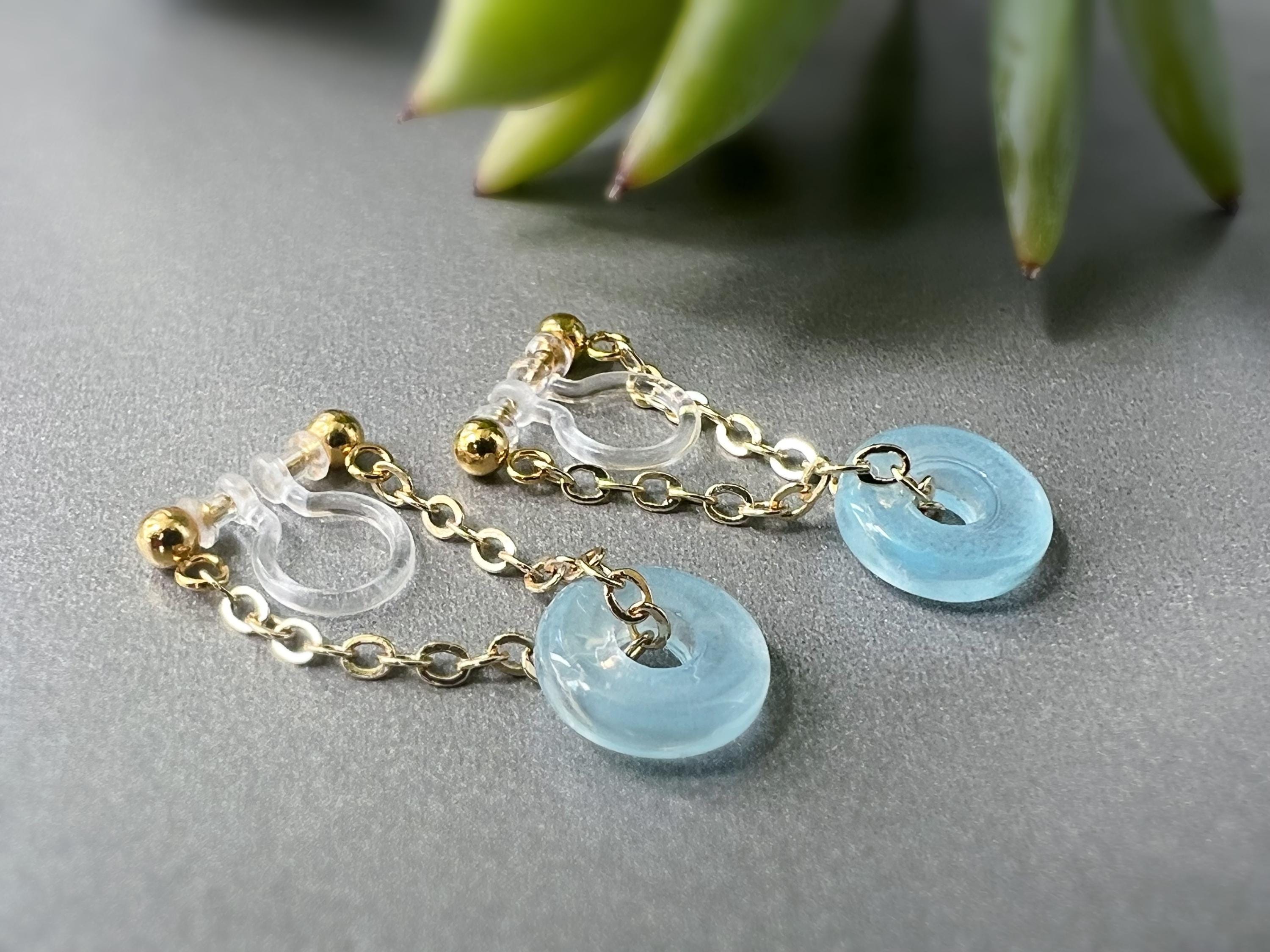 Boucles d'oreilles CLIPS INVISIBLE, Chaîne plaqué d'Or Petit cercle Donut en verre bleu claire, Clips d'oreilles pour oreilles non percées