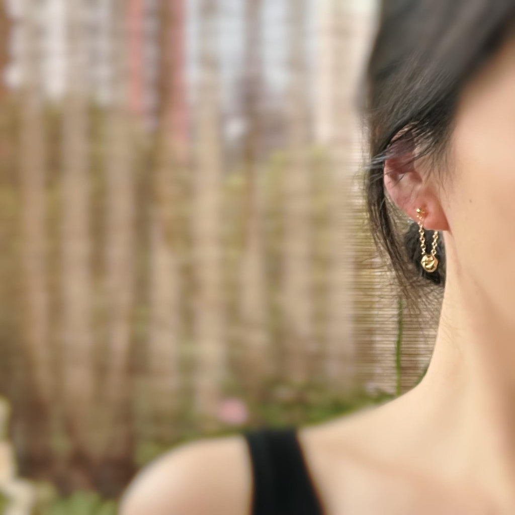 Boucles d'oreilles CLIPS INVISIBLE Chaîne plaqué d'Or Petit Fleur quatre pétales. Clips d'oreilles oreilles non percées